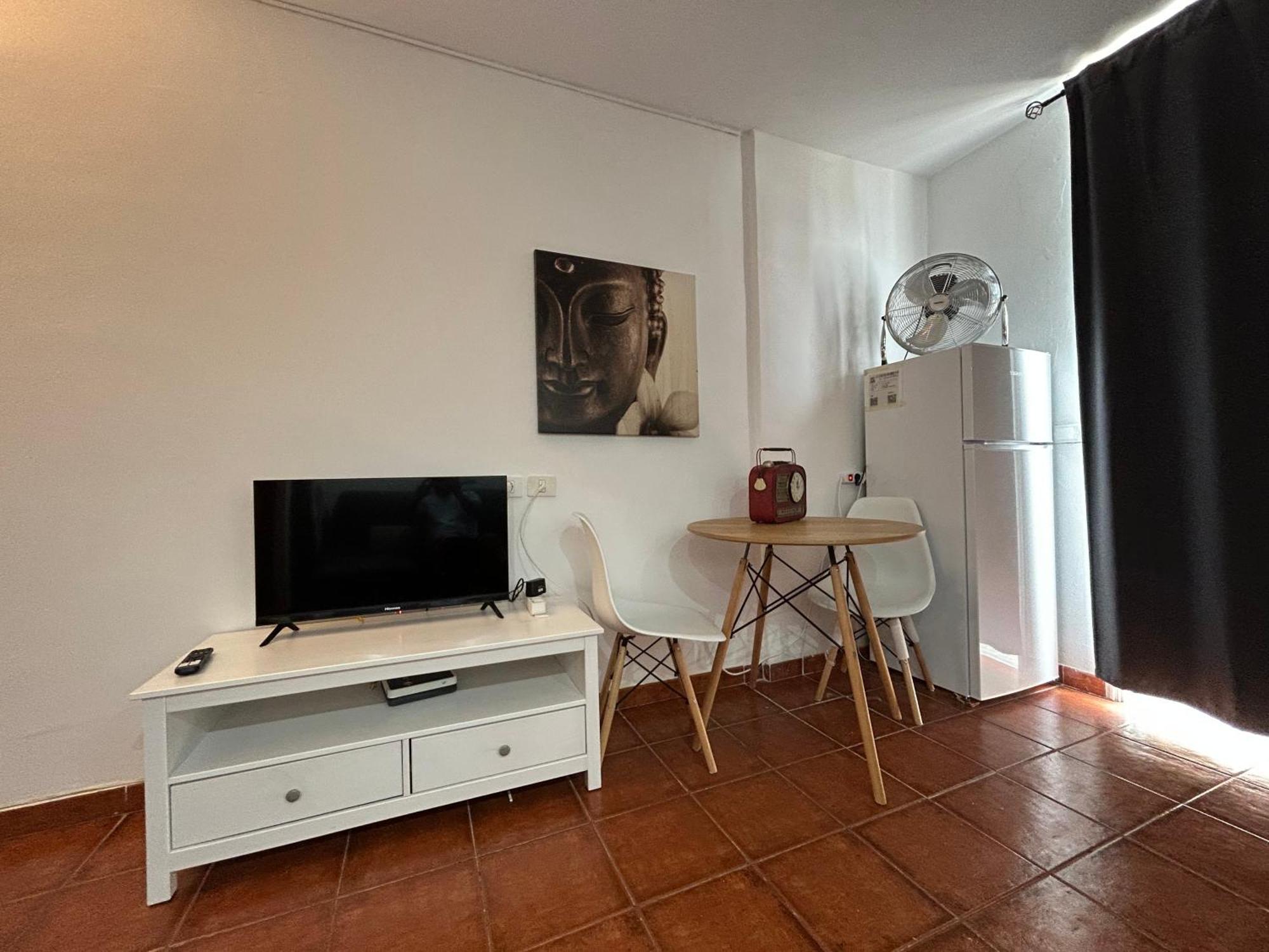 Practical And Cozy In Southern Arona Apartment *