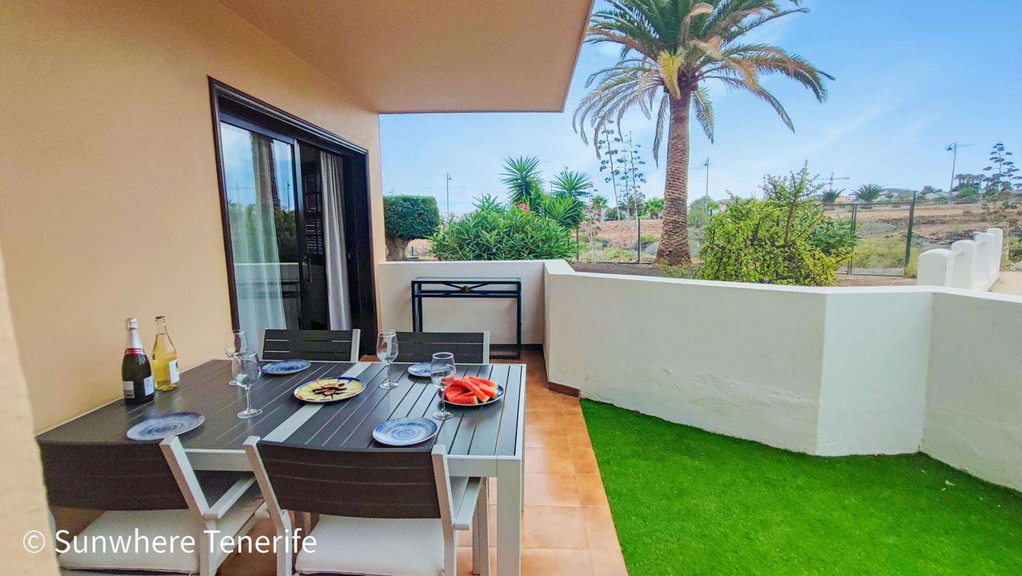 Spacious With Private Garden In Tenerife South Appartement