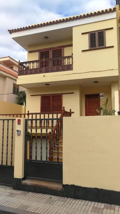 Amplia Casa 5 En Santa Cruz Con Zona Trabajar