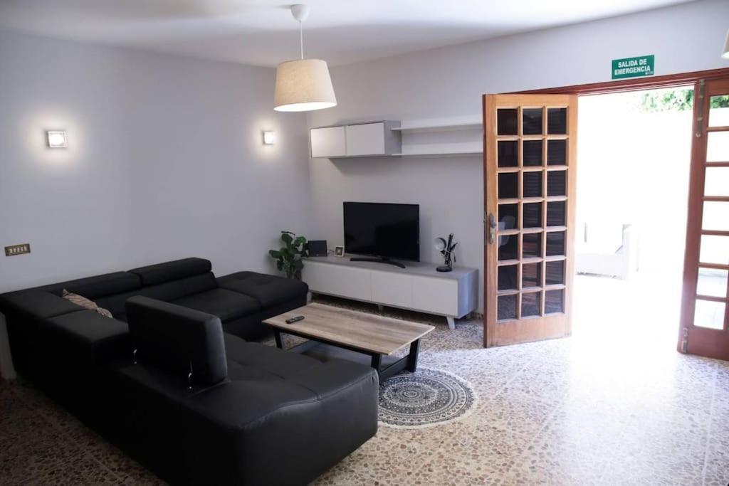 Amplia Casa 5 En Santa Cruz Con Zona Trabajar Сasa de vacaciones