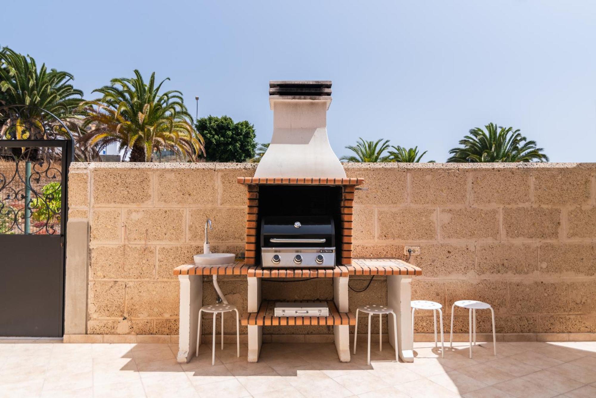 Comfortable 4-bedroom With Private Gardens