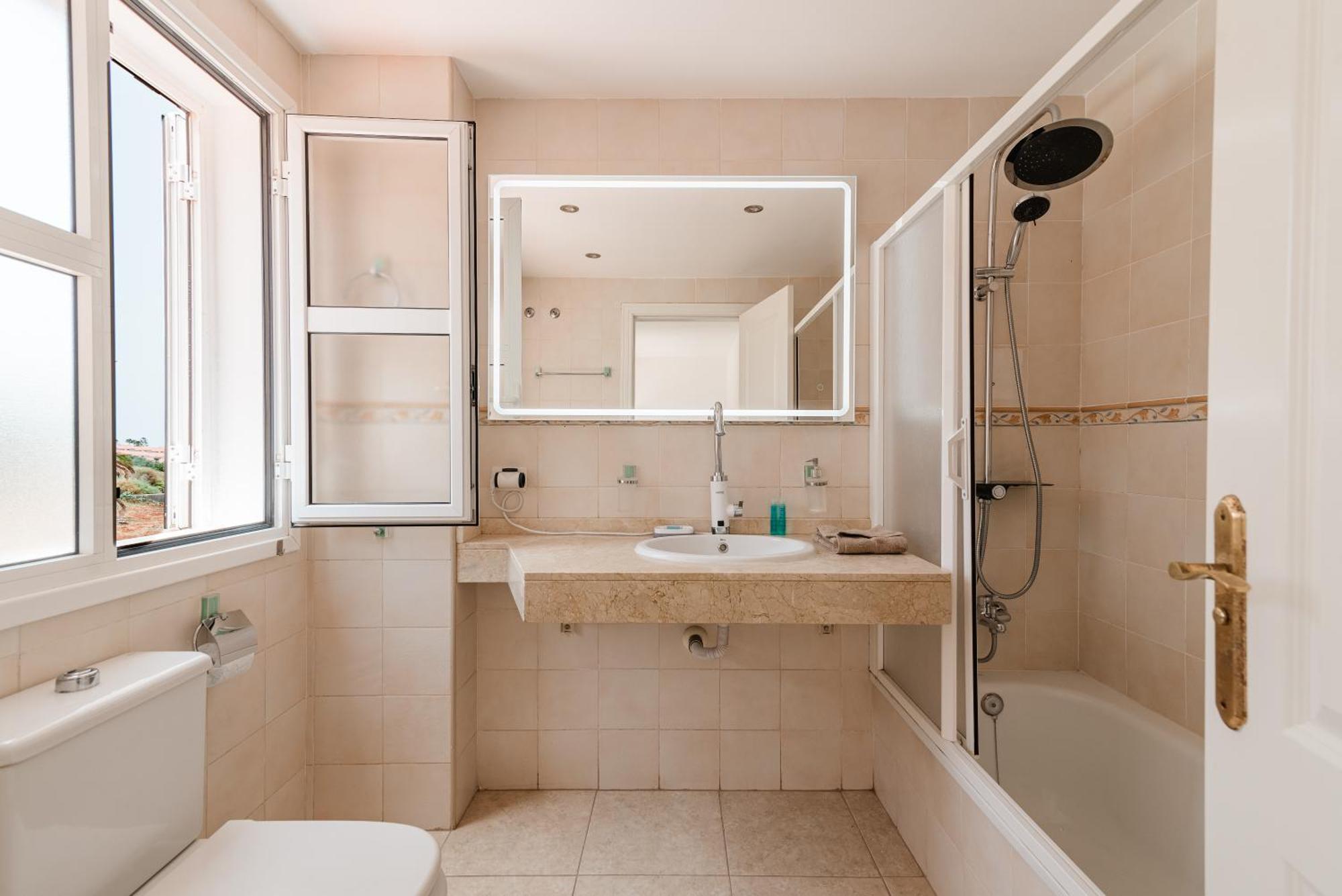 Comfortable 4-bedroom With Private Gardens