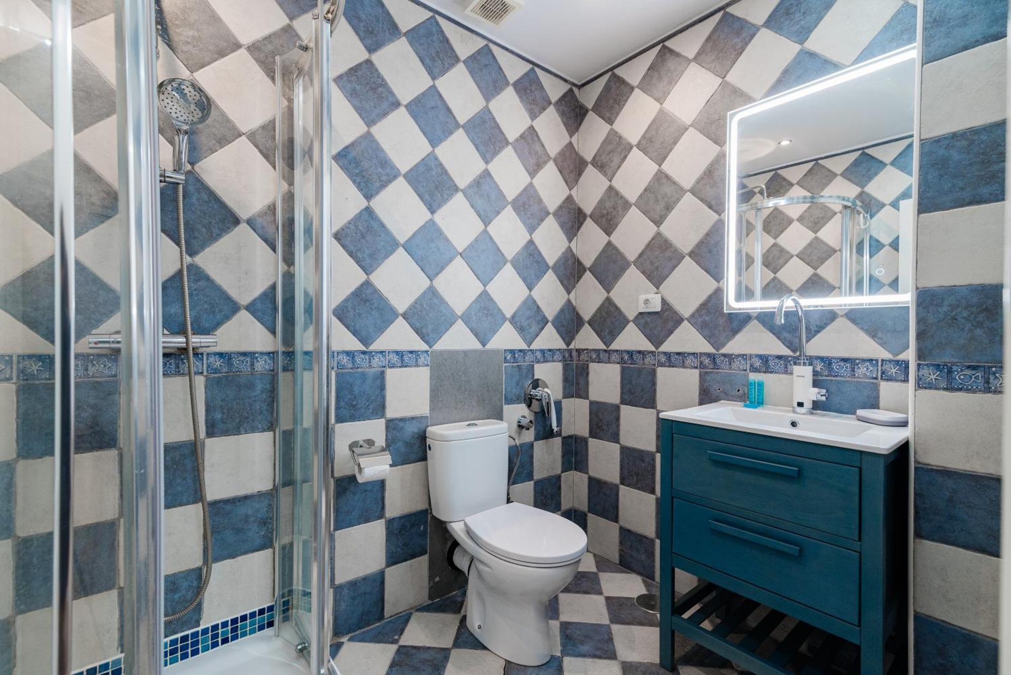 Comfortable 4-bedroom With Private Gardens