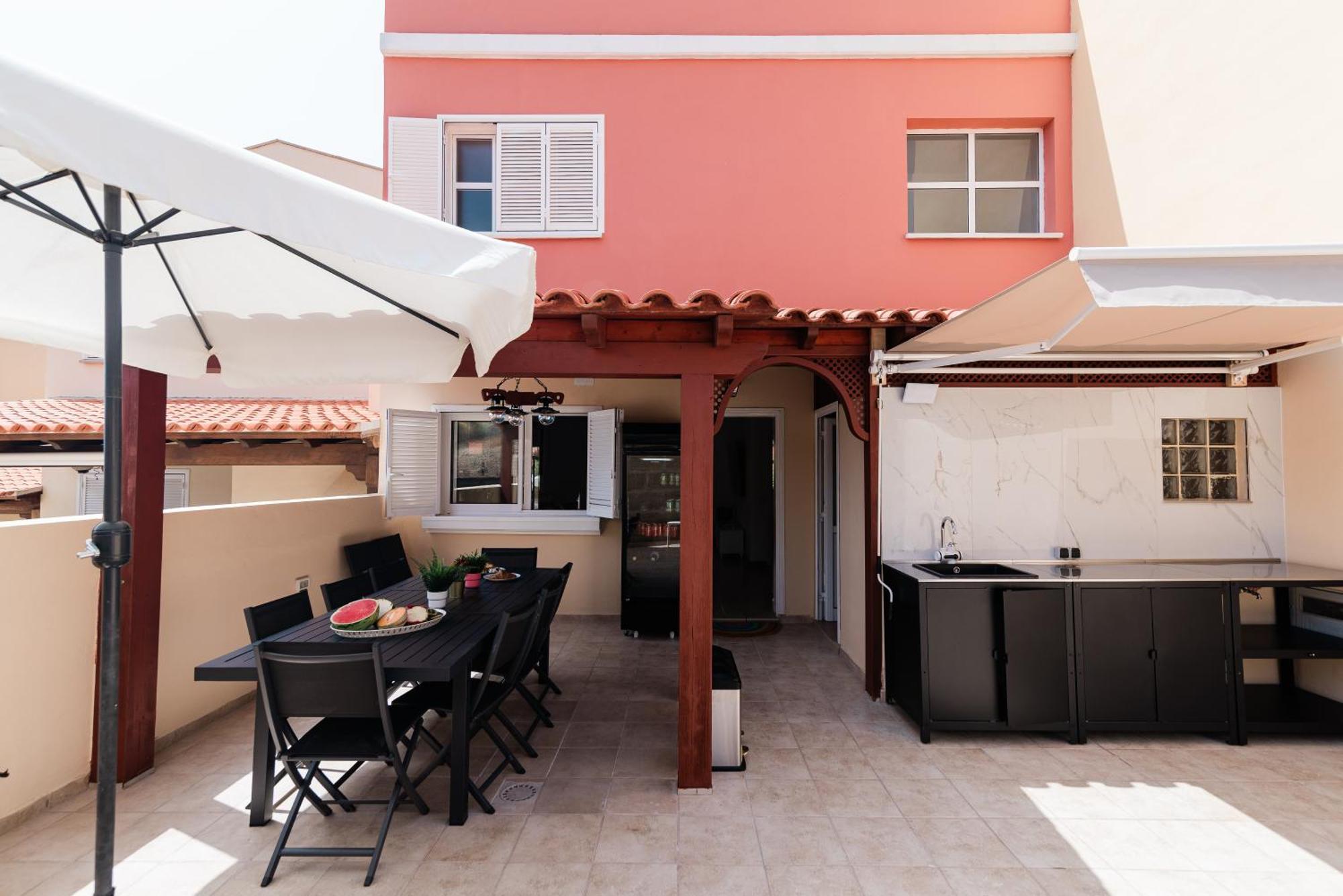 Comfortable 4-bedroom With Private Gardens Villa Costa Adeje (Tenerife)