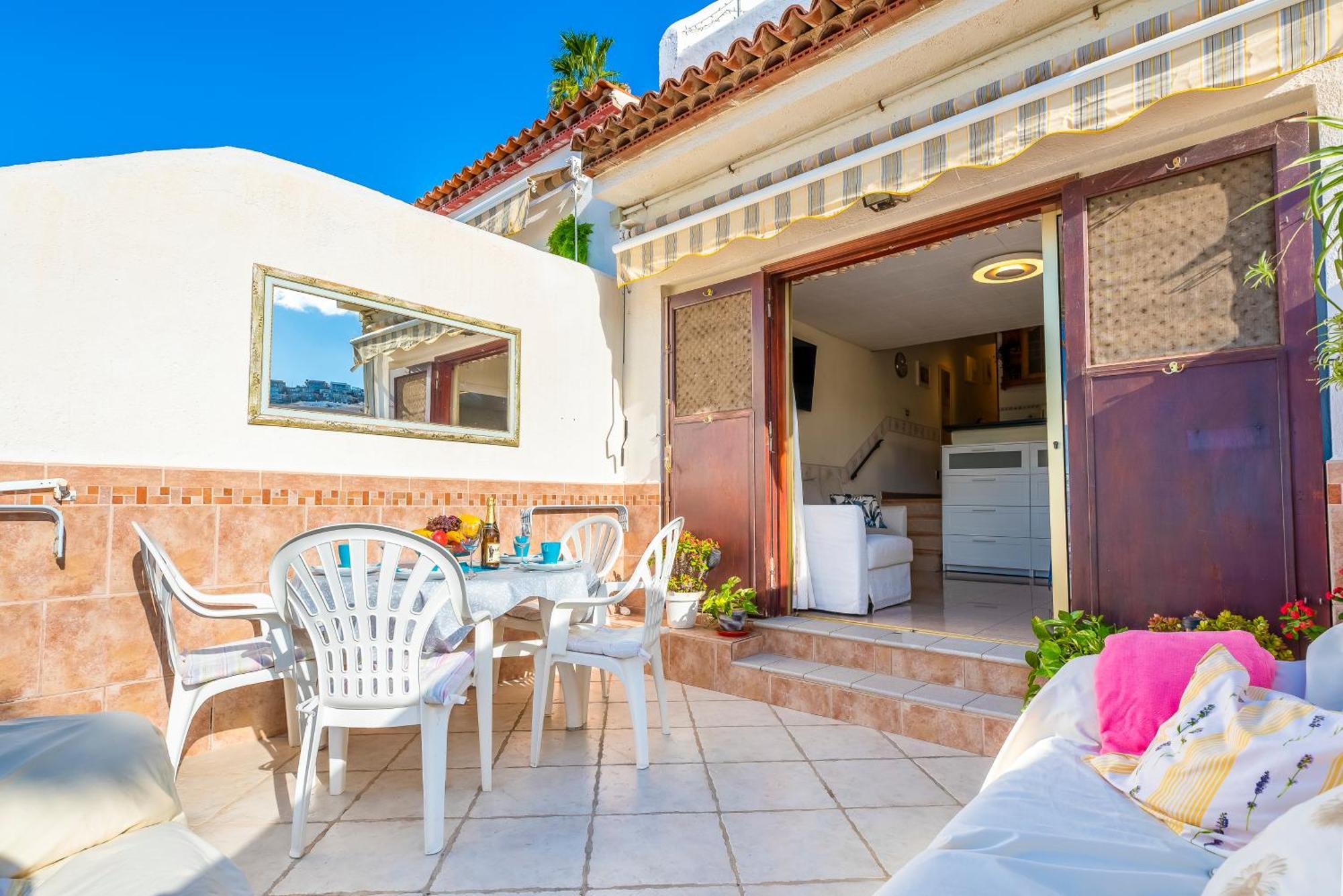 Sunny Oasis Getaway *