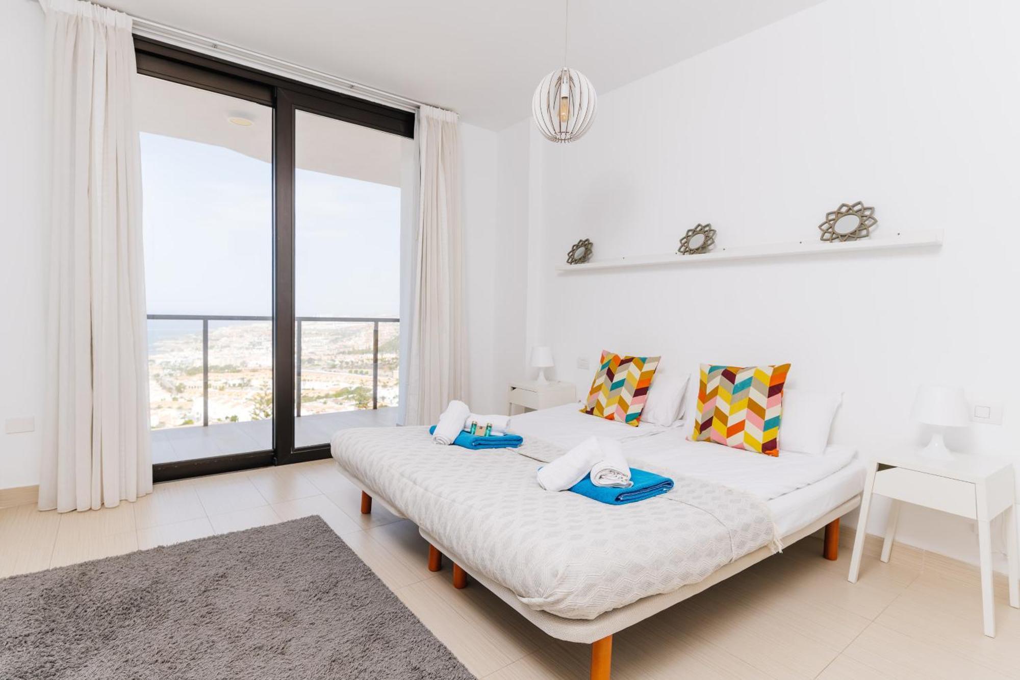 Sunset White - Ocean View, Jakuzzi, Heated Pool, Air-conditioning, Grill * Playa de las Americas (Tenerife)