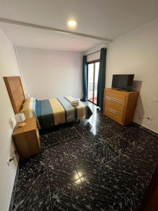 Apartment 3 Dormitorios. Terraza. Bus Stop *