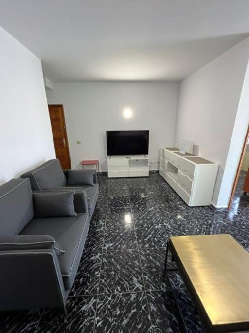 Apartment 3 Dormitorios. Terraza. Bus Stop