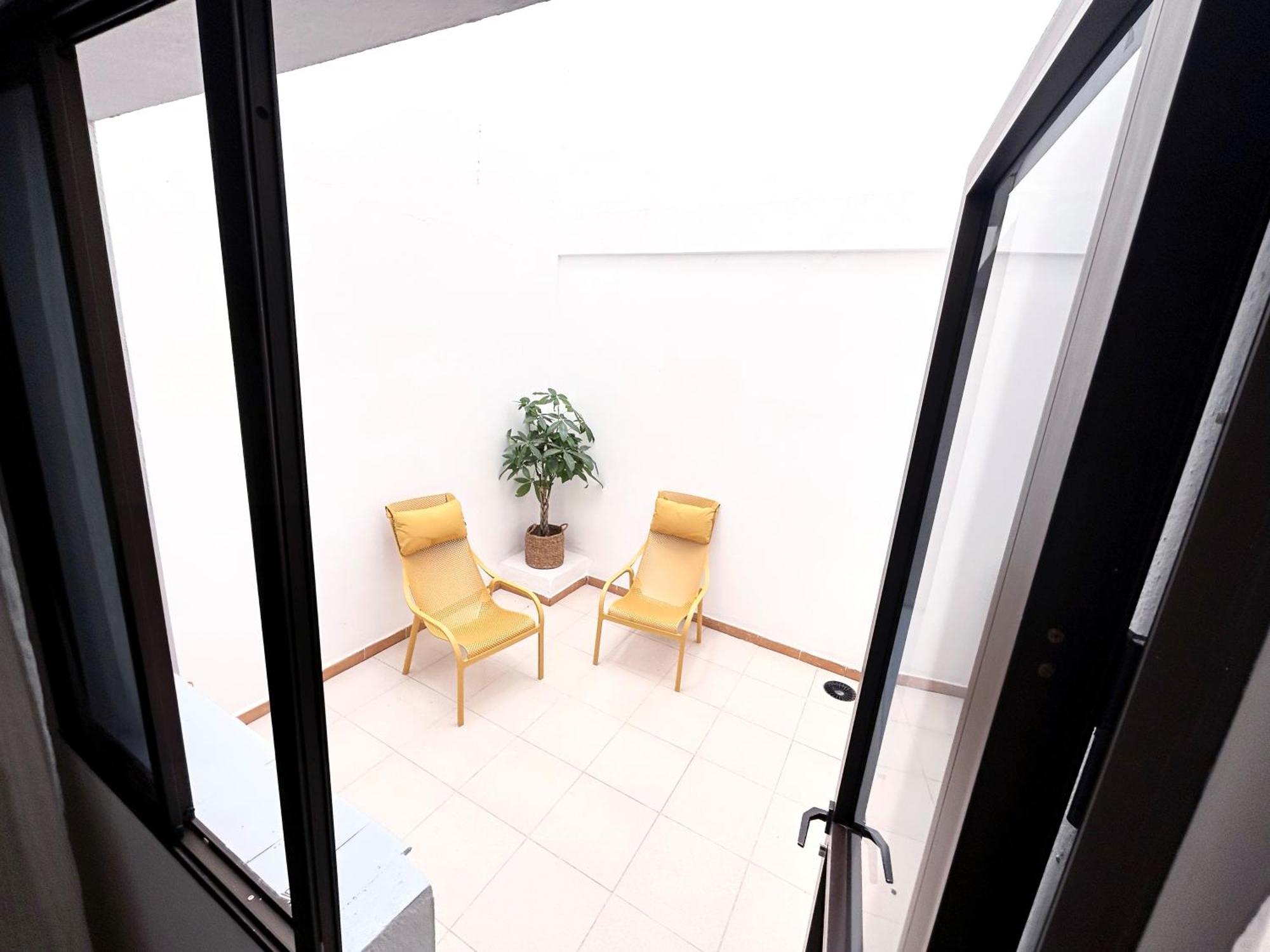 Beautiful, 2 Double Bedrooms In Cristianos, 3 Mins From The *