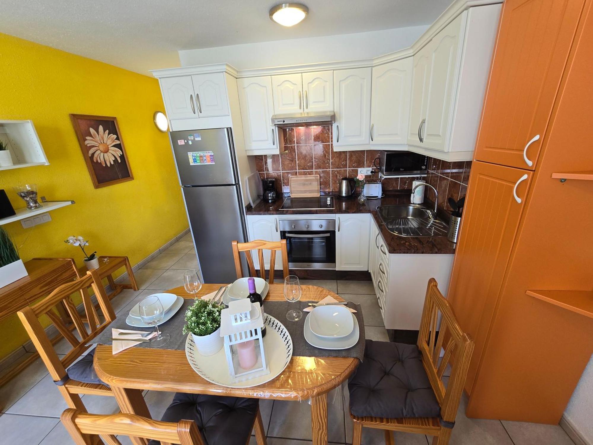 Casa Palmera 4 Only 150 Meters To Beach, Heated Pool, Wifi, Sat-tv, Terrace, Central Location, Washing Machine Playa de las Américas