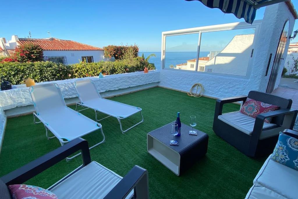 Sunny Big Pool Bbq Terrace