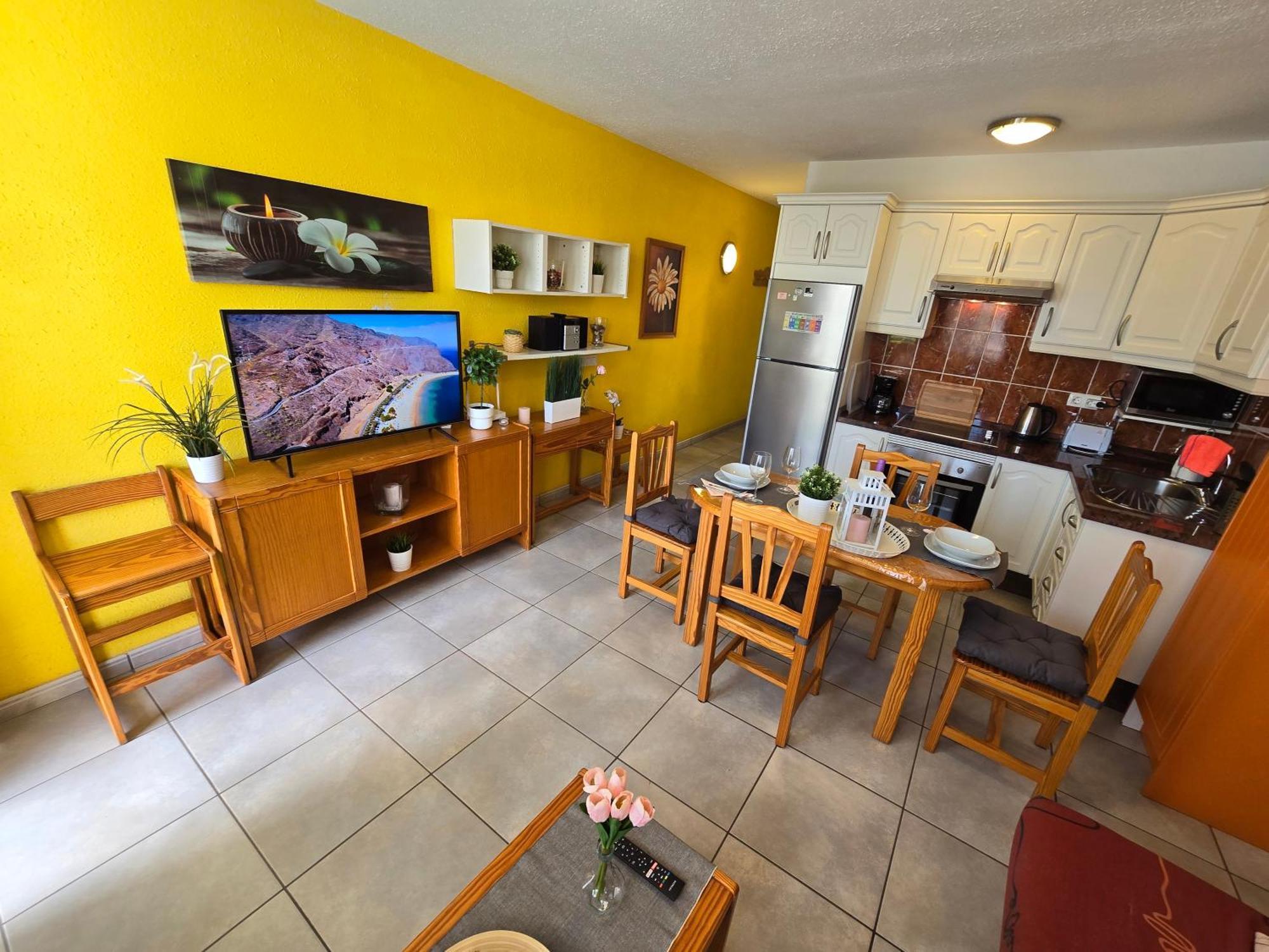 Casa Palmera 4 Only 150 Meters To Beach, Heated Pool, Wifi, Sat-tv, Terrace, Central Location, Washing Machine Apartment