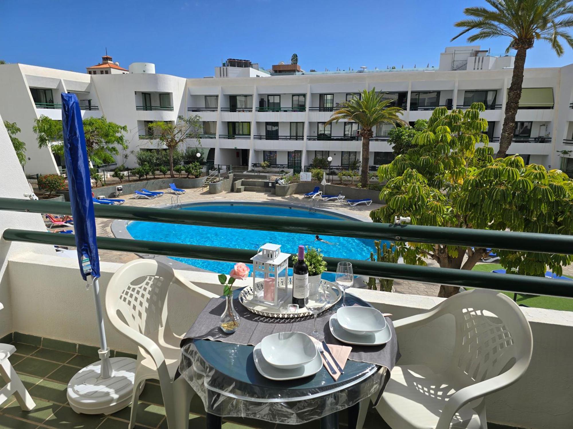 Casa Palmera 4 Only 150 Meters To Beach, Heated Pool, Wifi, Sat-tv, Terrace, Central Location, Washing Machine * Playa de las Américas