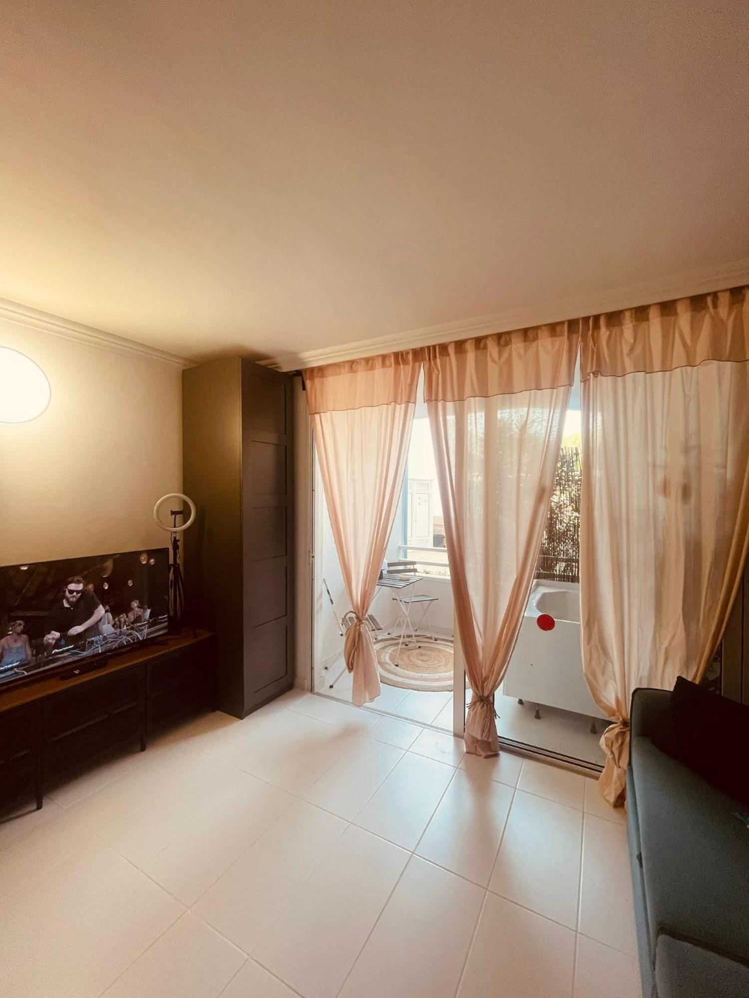 La Maison Parque Jacuzzi Apartment *