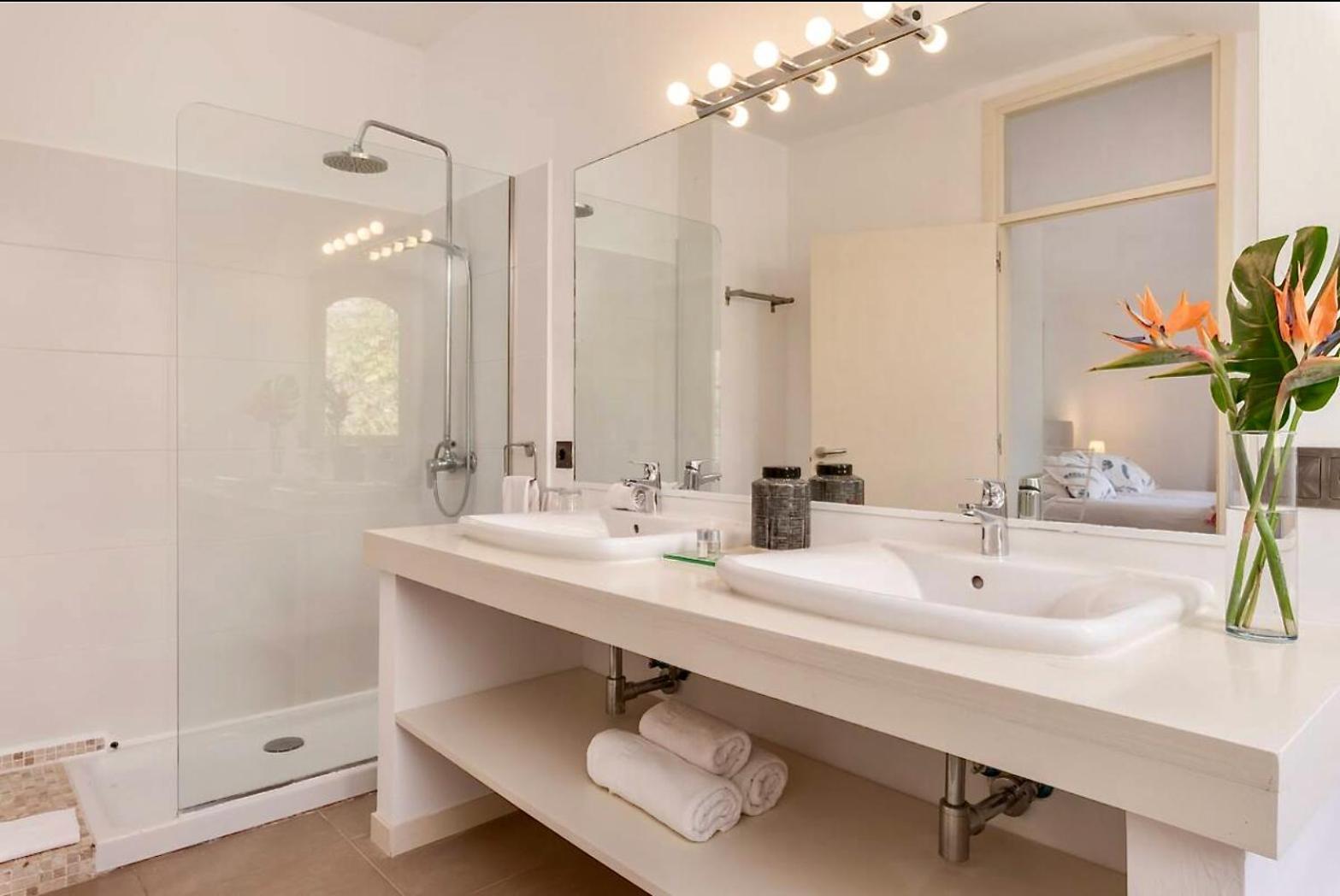 Spacious, Well Appointed, In A Wonderful Raised Location And Stunning Sea Views *
