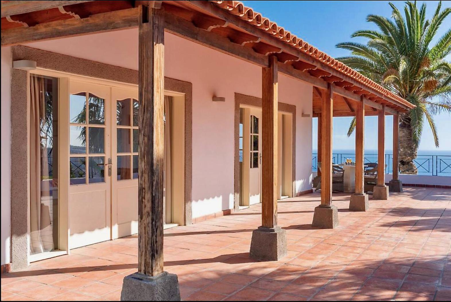 Villa Spacious, Well Appointed, In A Wonderful Raised Location And Stunning Sea Views Costa Adeje (Tenerife)