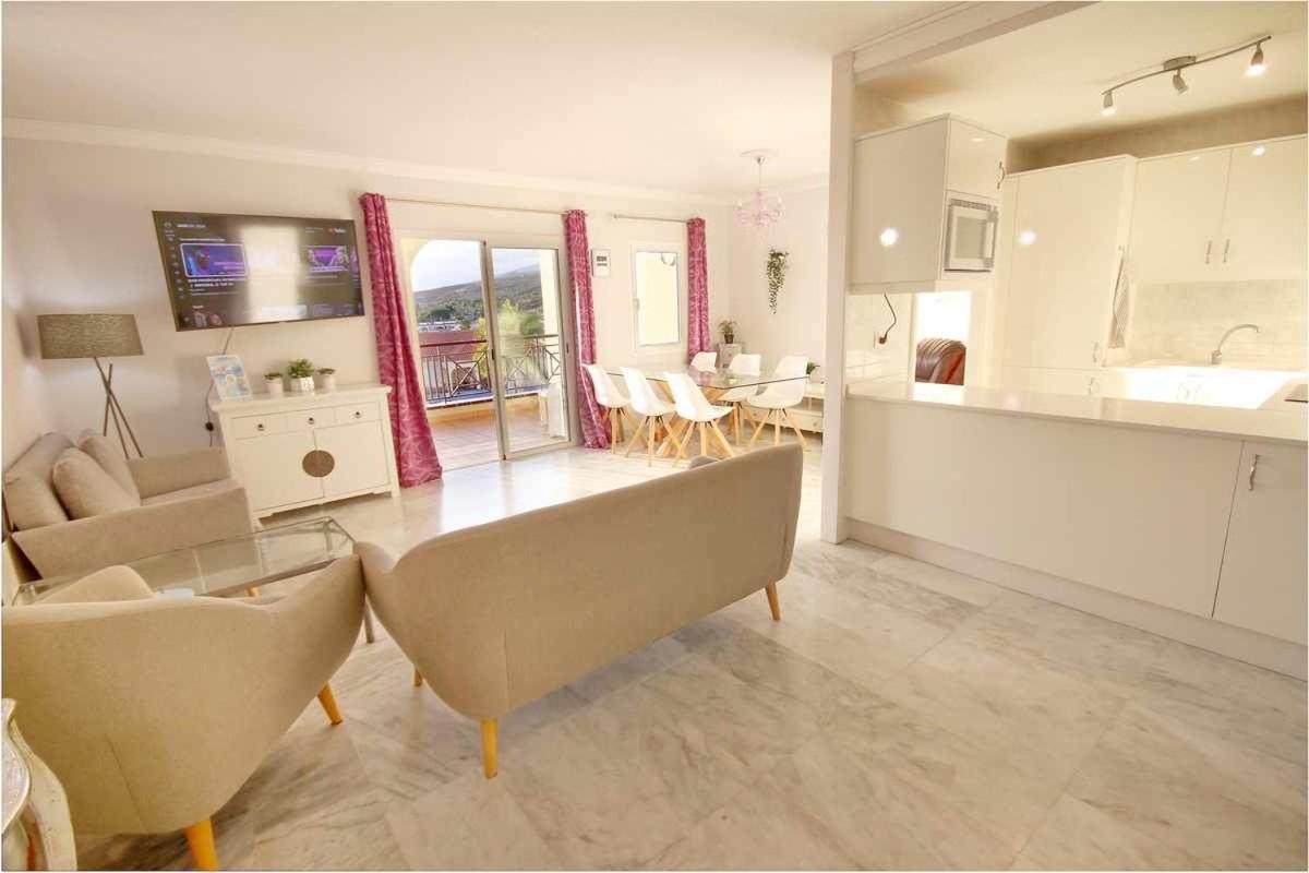 Dinastia D201 By Tenerife & Sales Los Cristianos (Tenerife)