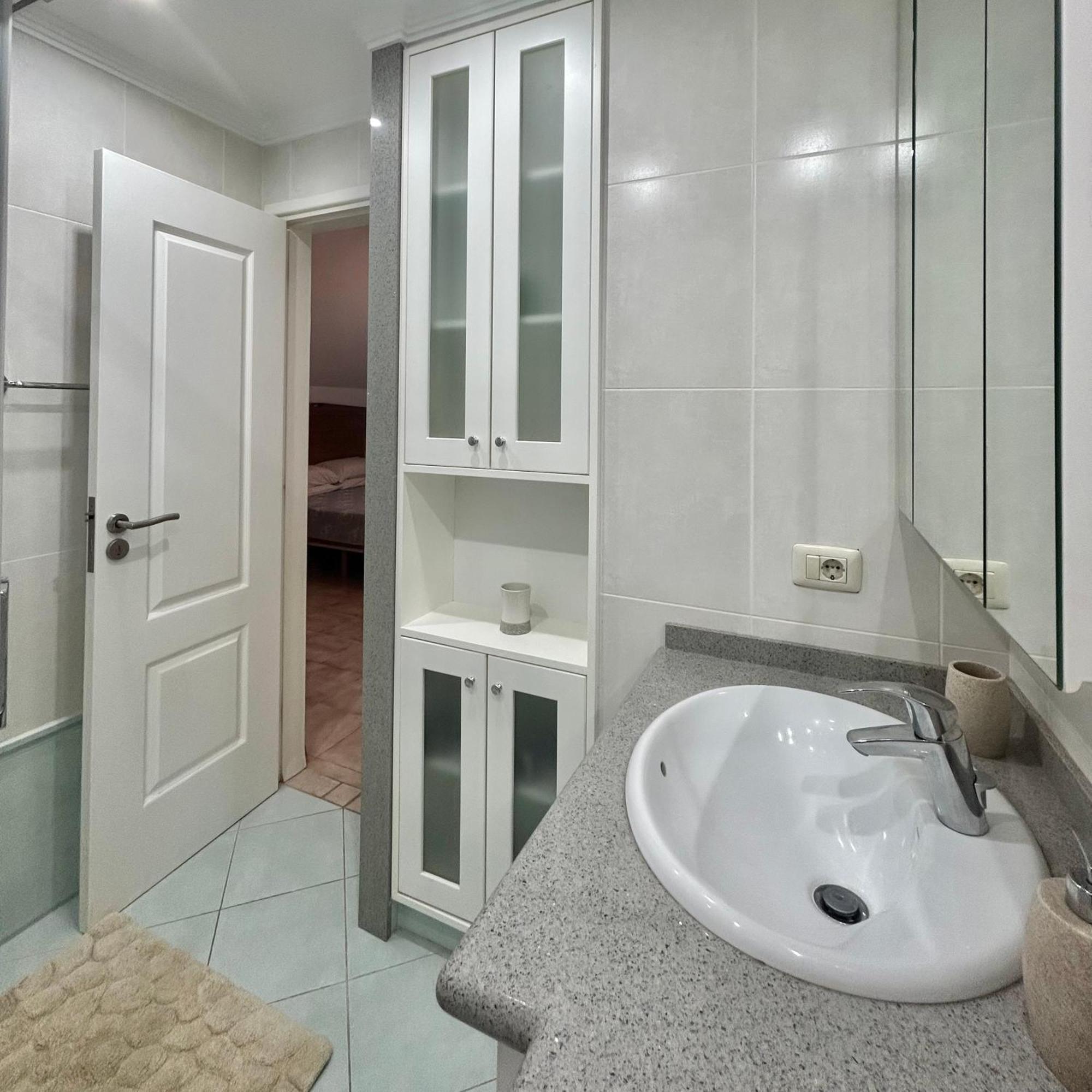 Very Spacious 2 Bed In Castle Harbour C203 * Los Cristianos (Tenerife)