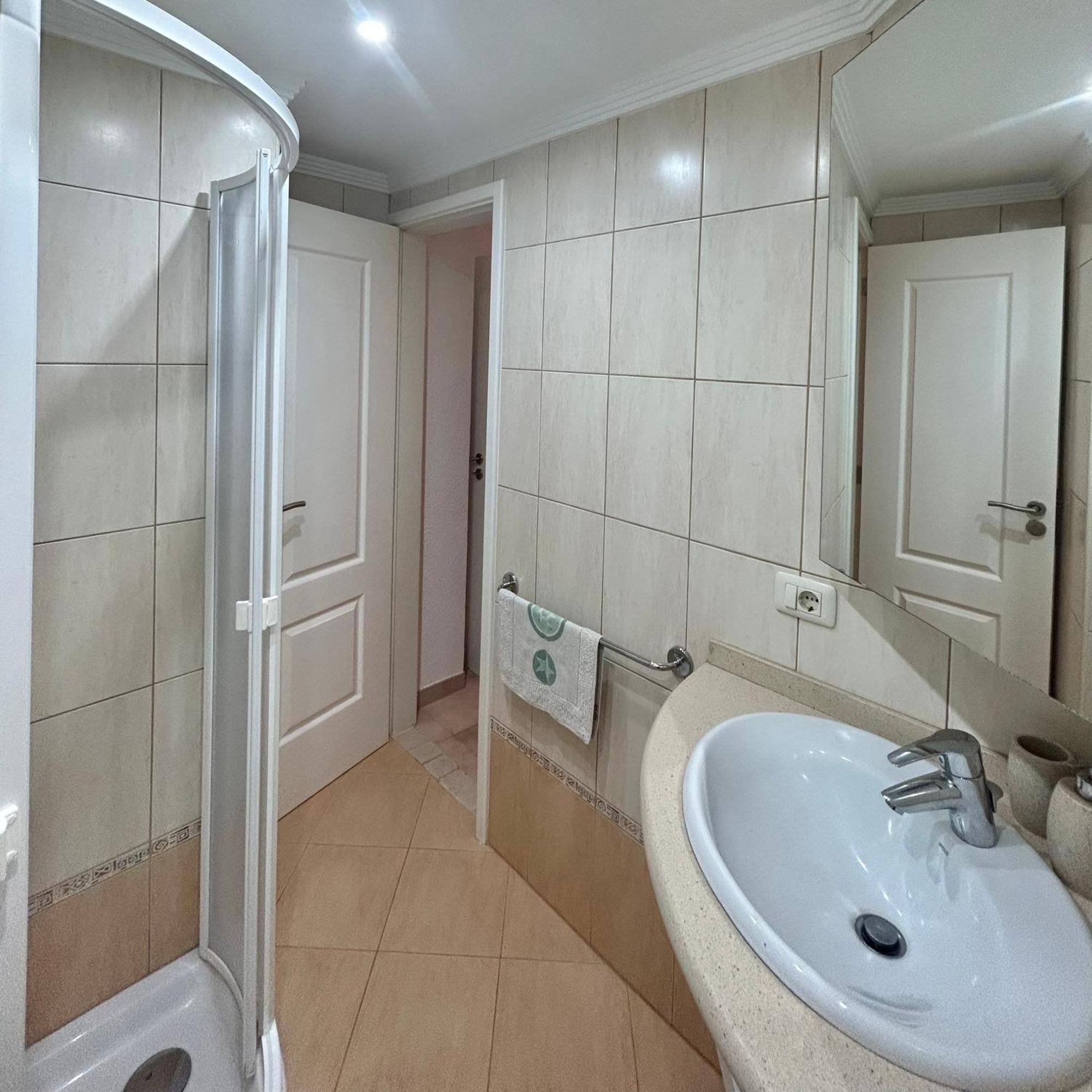 Very Spacious 2 Bed In Castle Harbour C203 * Los Cristianos (Tenerife)