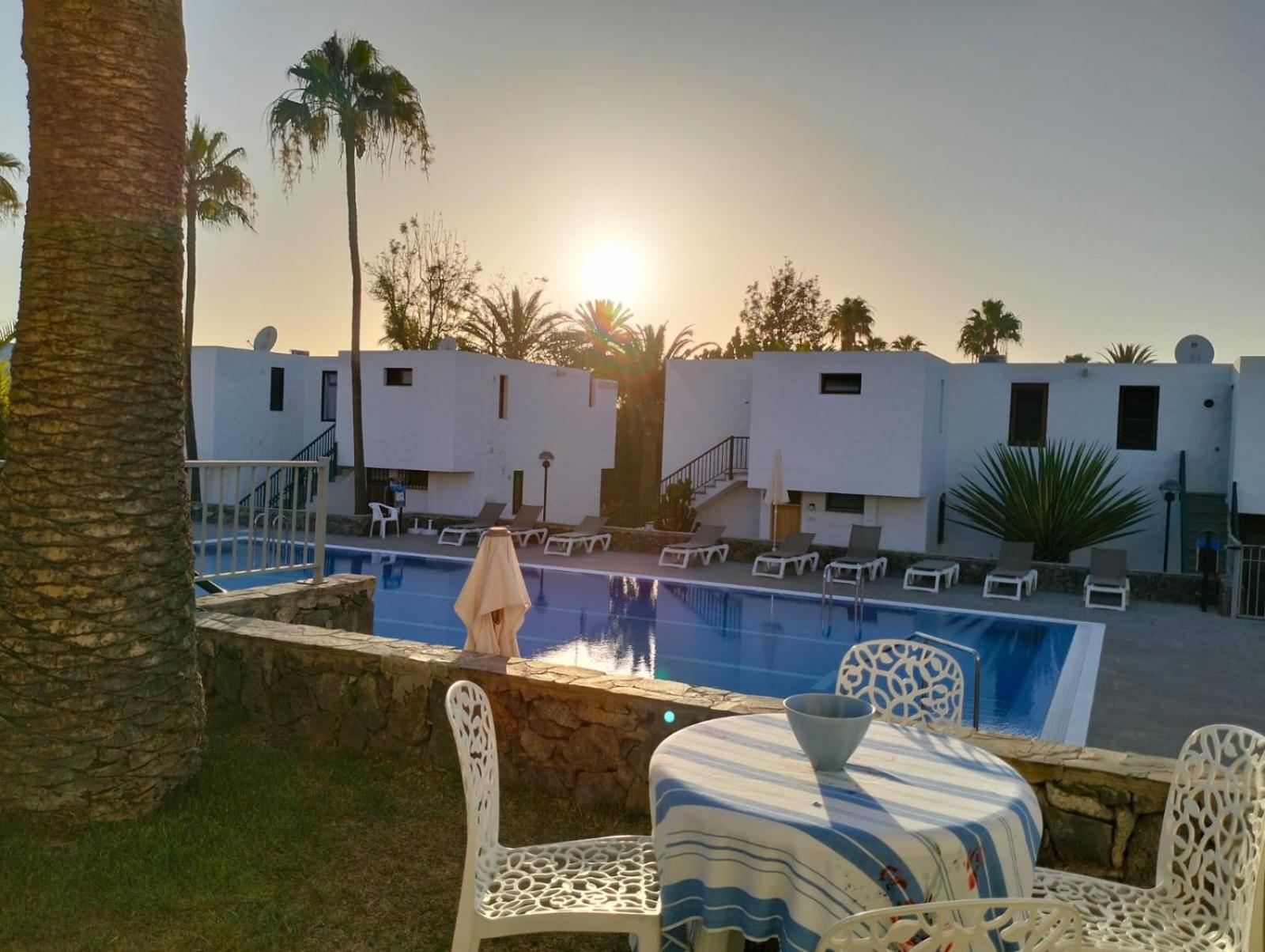 Con Jardin Y Piscina Apartment