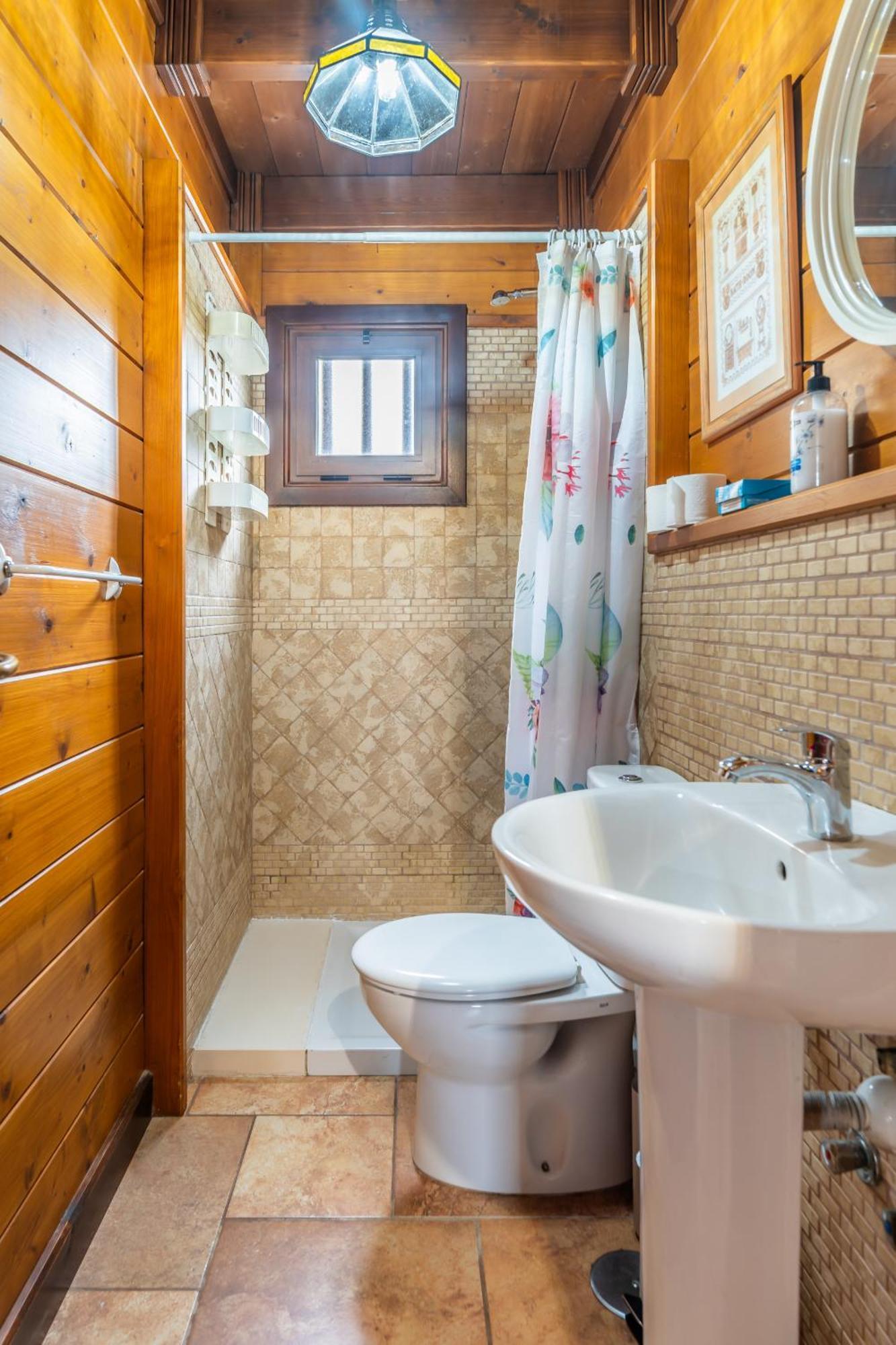 4br Wooden House -pool, Views & Parking Holiday home *
