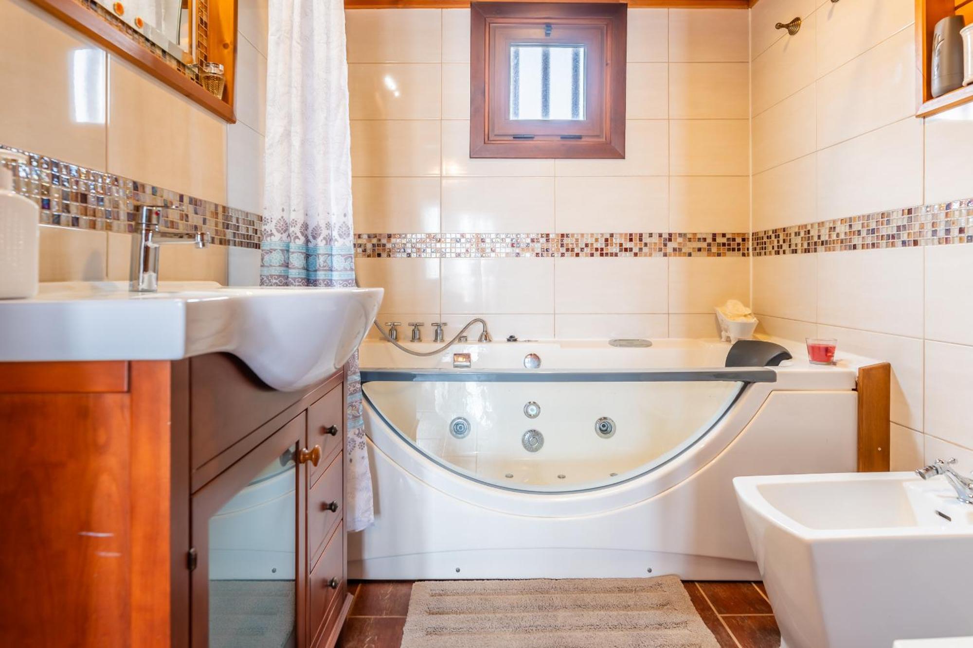 4br Wooden House -pool, Views & Parking *
