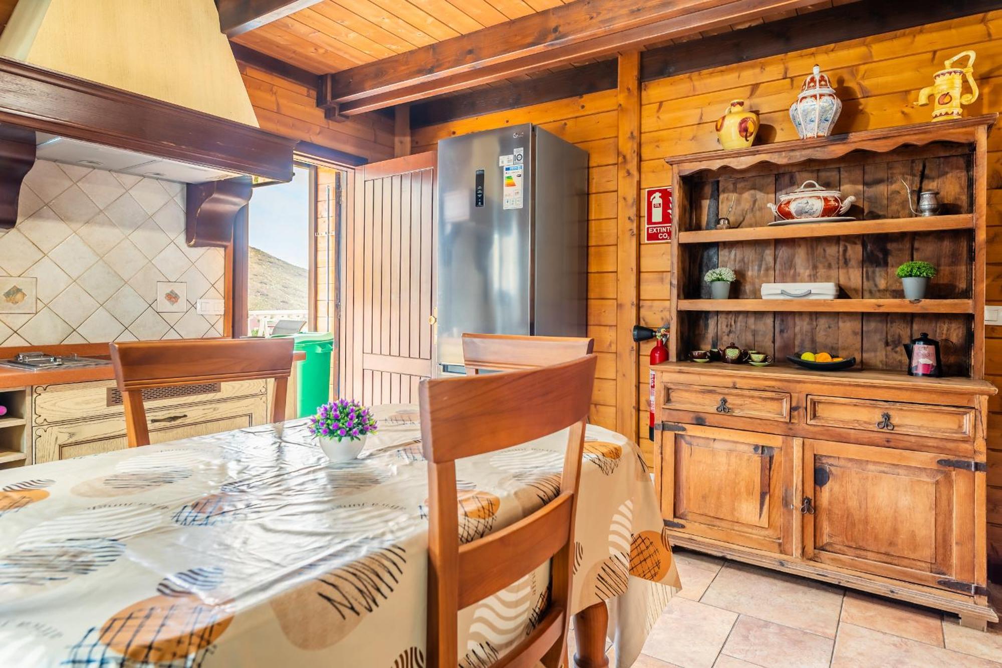 4br Wooden House -pool, Views & Parking Holiday home Candelaria