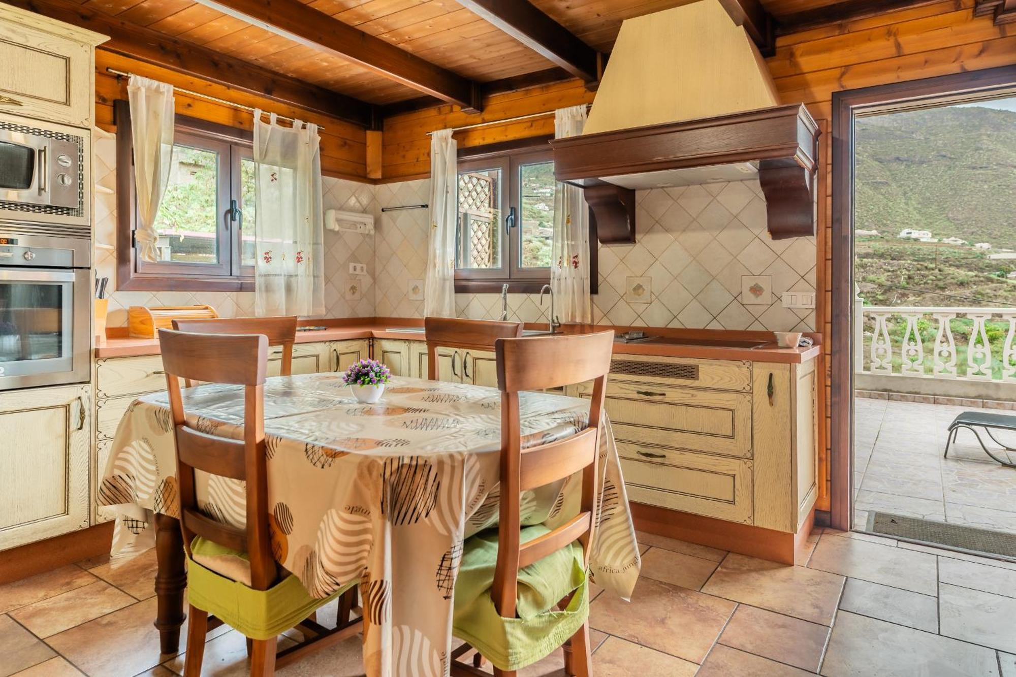 4br Wooden House -pool, Views & Parking *