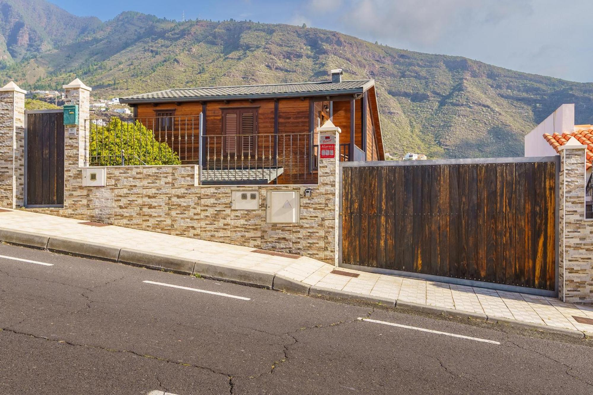 4br Wooden House -pool, Views & Parking Holiday home