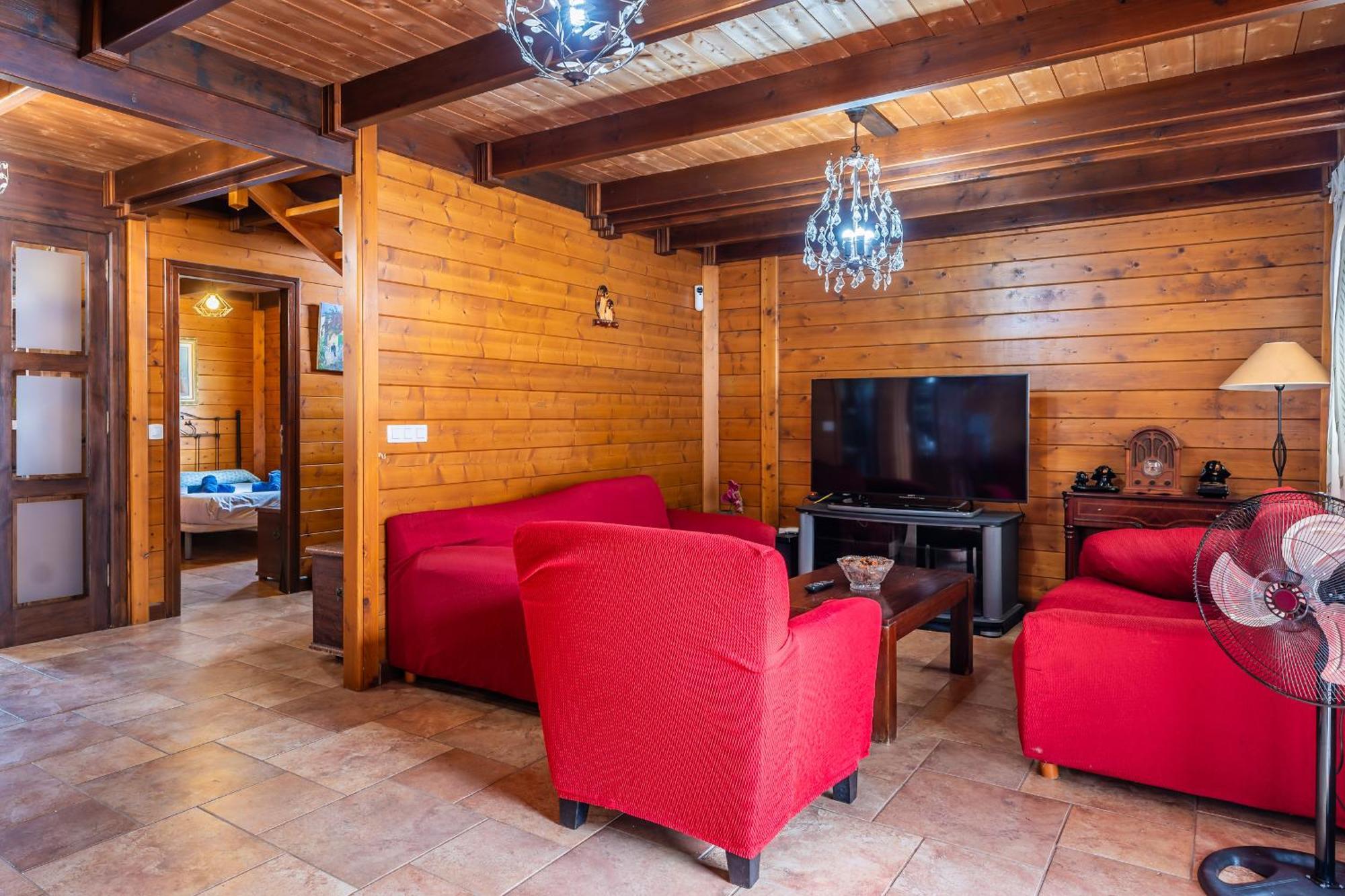 4br Wooden House -pool, Views & Parking Holiday home *