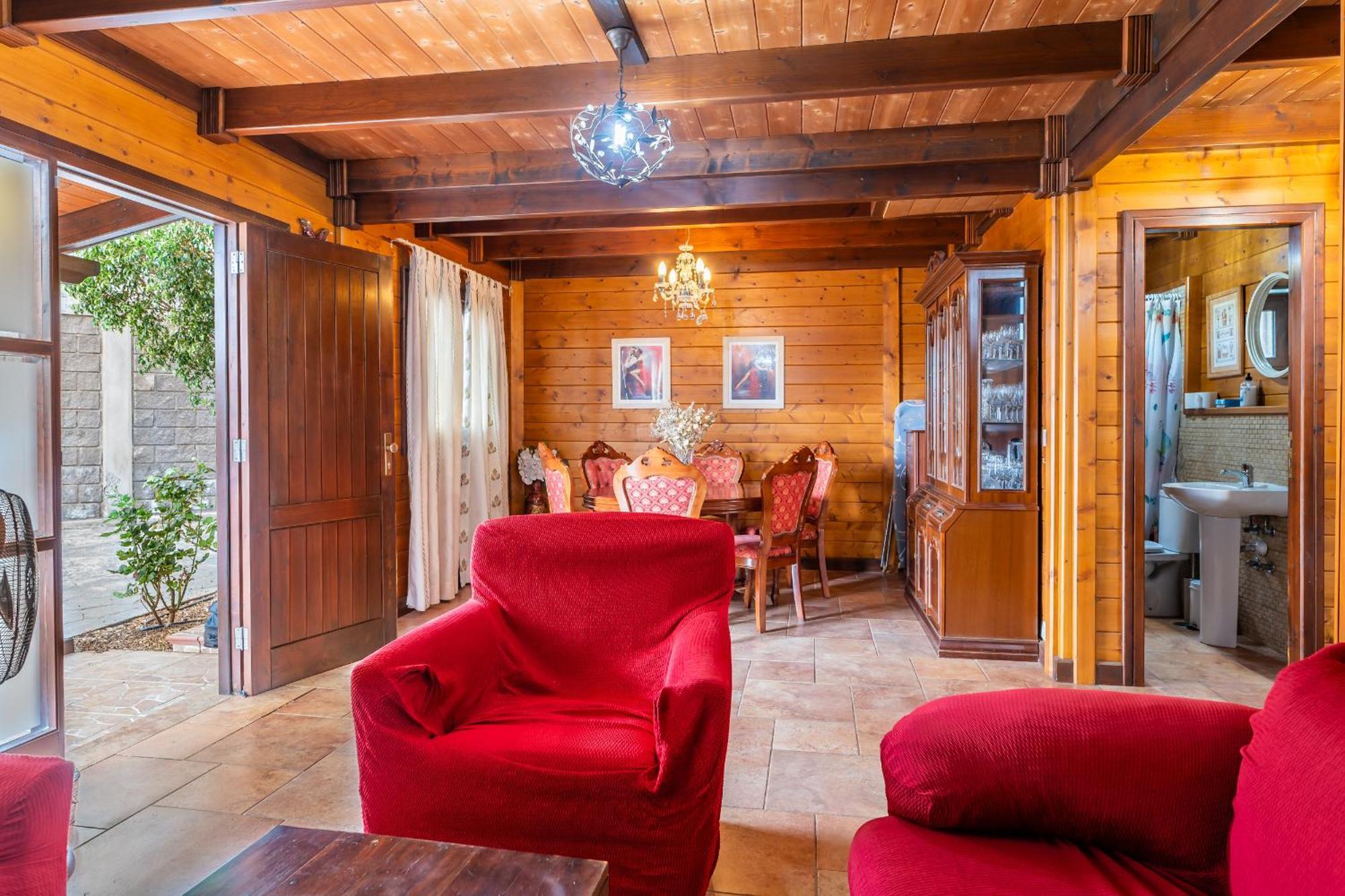 4br Wooden House -pool, Views & Parking Holiday home *