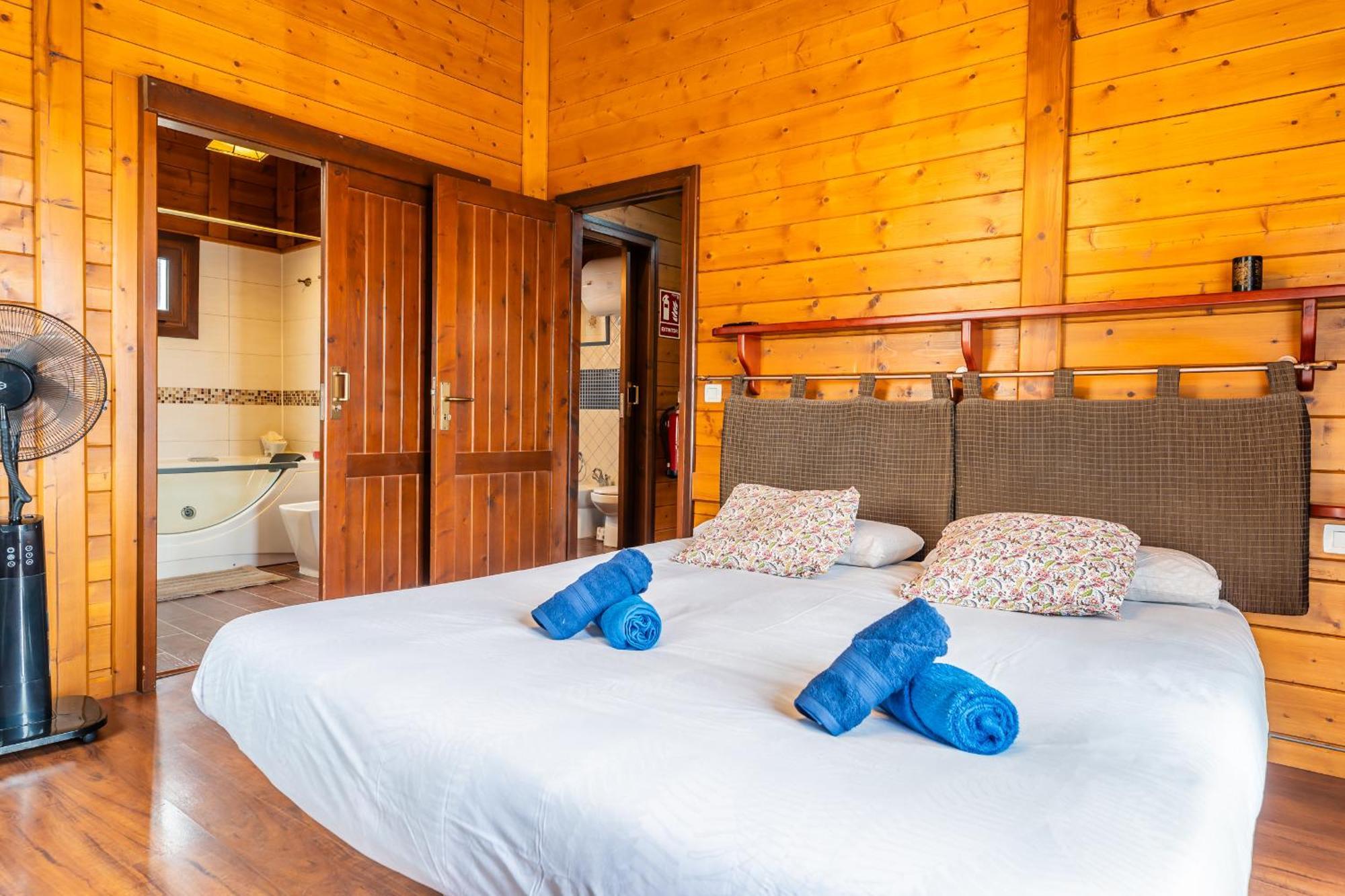 4br Wooden House -pool, Views & Parking Holiday home
