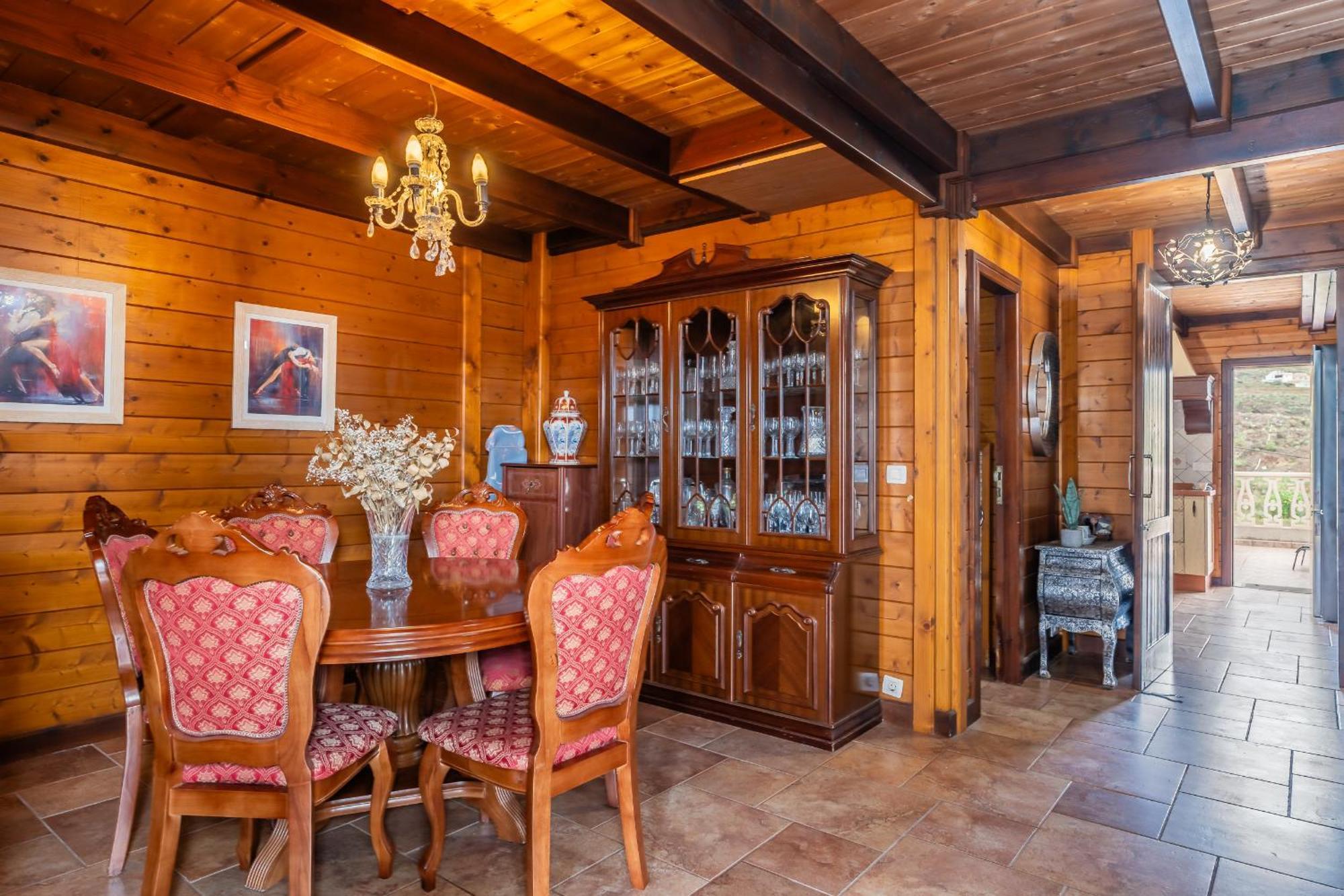4br Wooden House -pool, Views & Parking