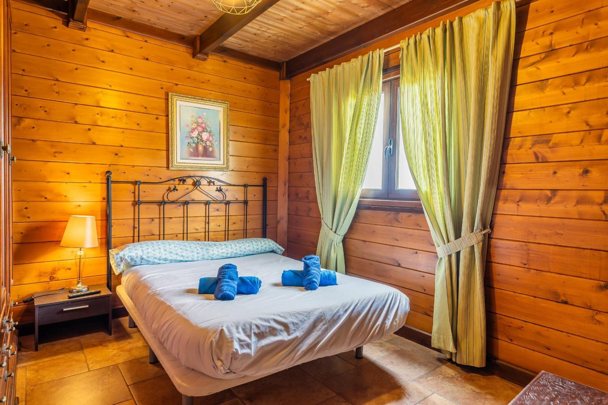4br Wooden House -pool, Views & Parking Holiday home