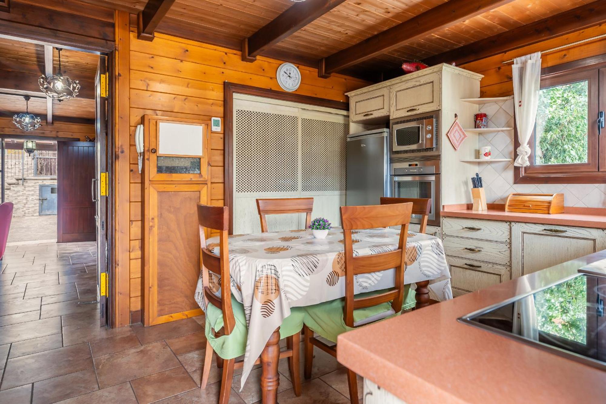 Holiday home 4br Wooden House -pool, Views & Parking