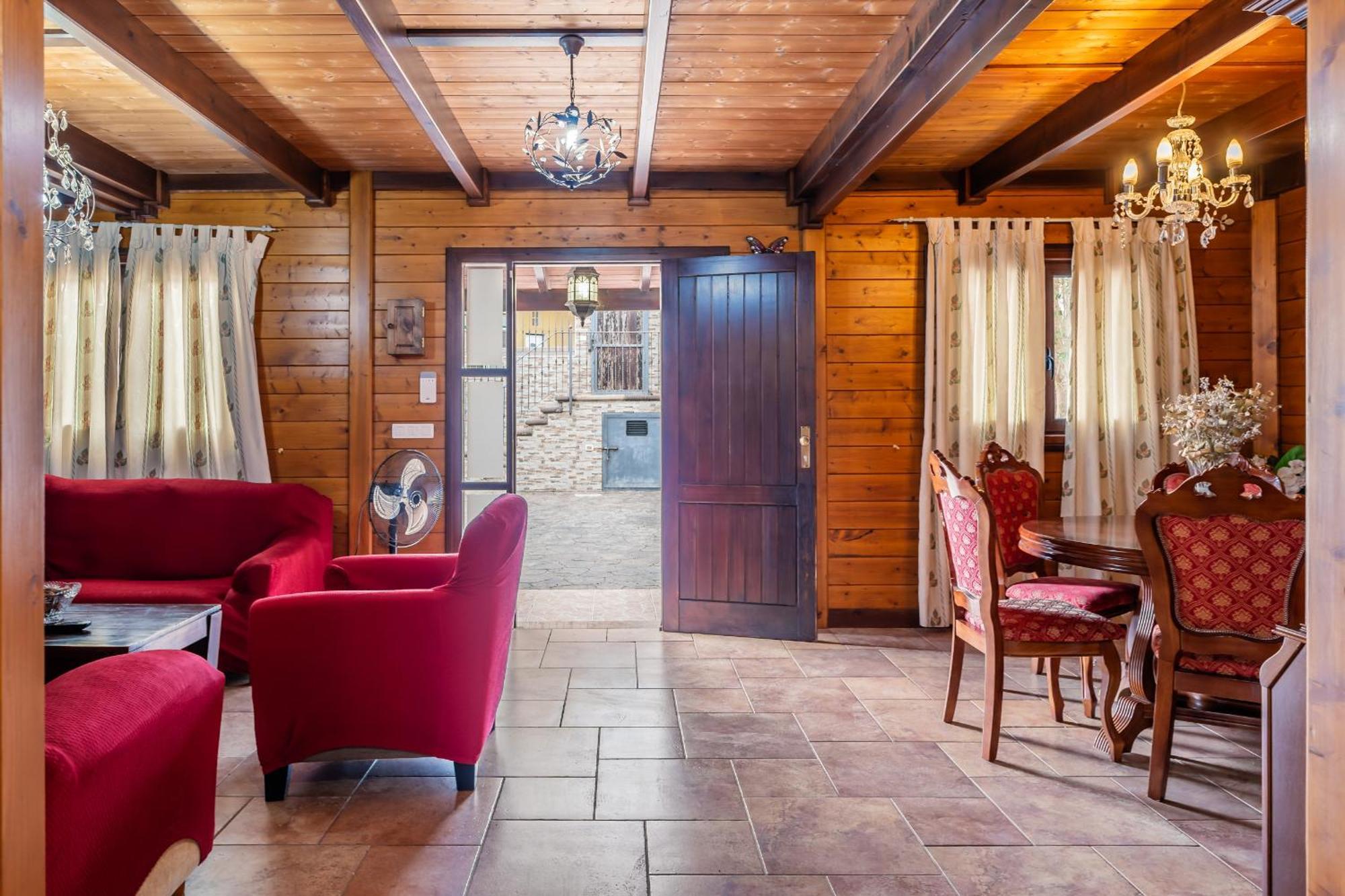 4br Wooden House -pool, Views & Parking Holiday home