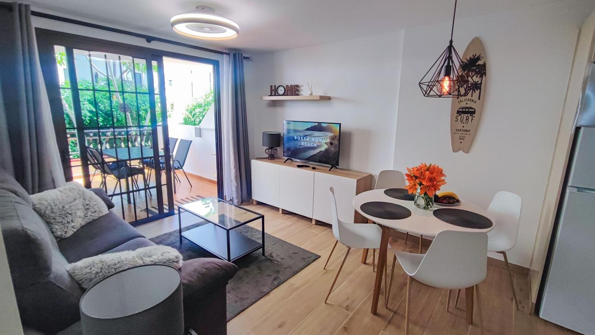 Diamantes - Relaxing Tenerife Getaway - Heated Pool - Cristianos Apartment