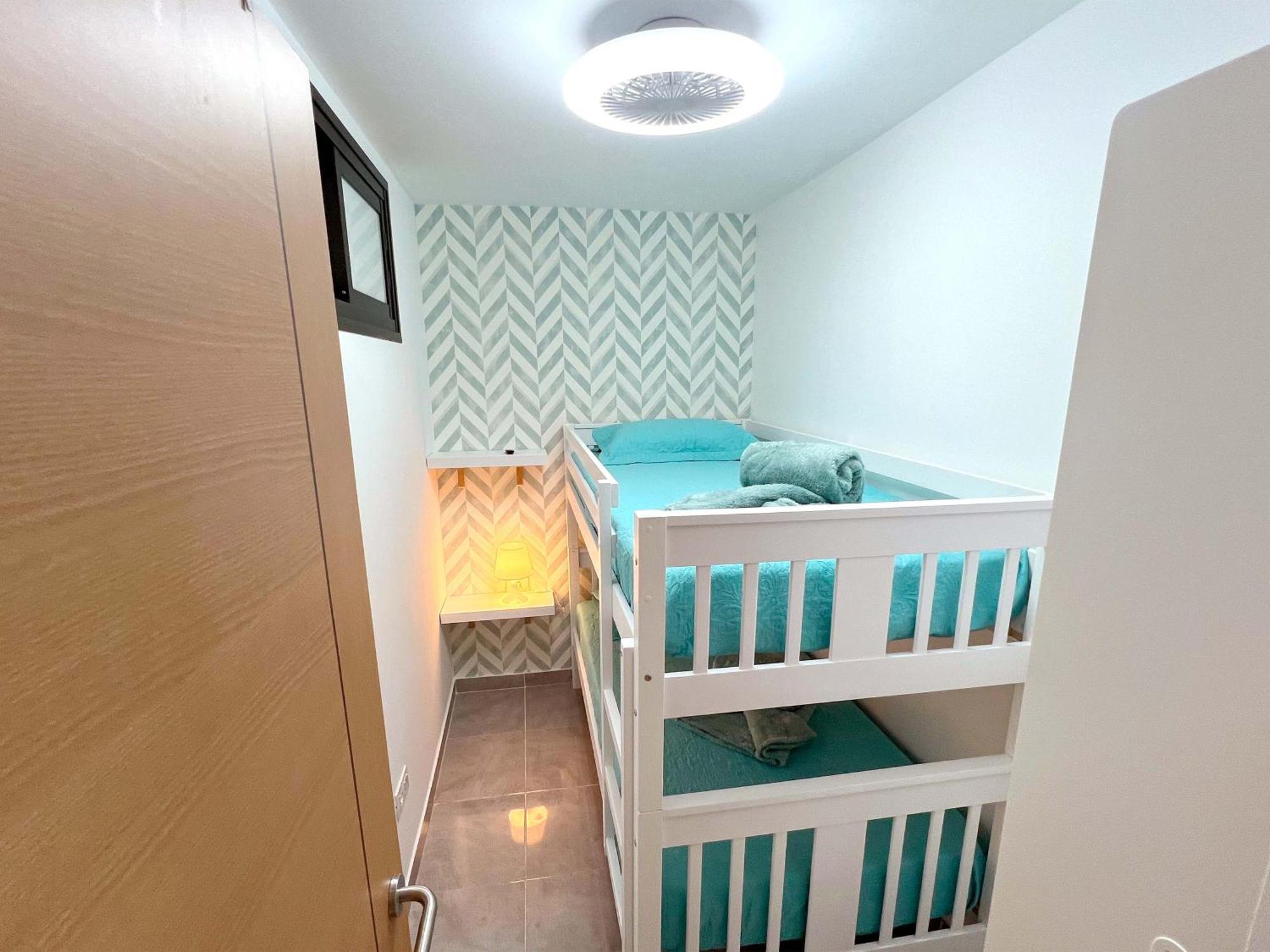 Encantador Con Terraza, Cristianos Appartement