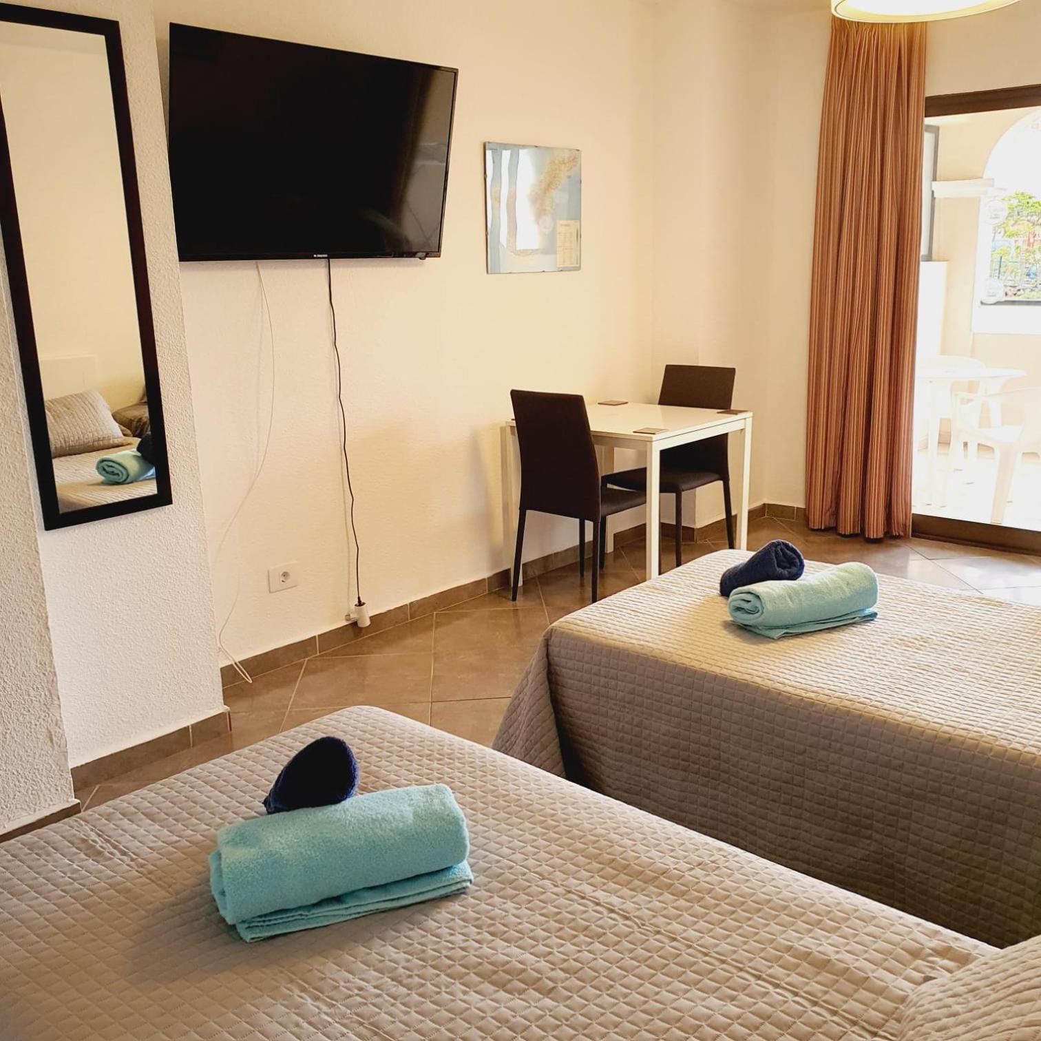 Bright With Pool & Garden View Ref C014 Apartamento