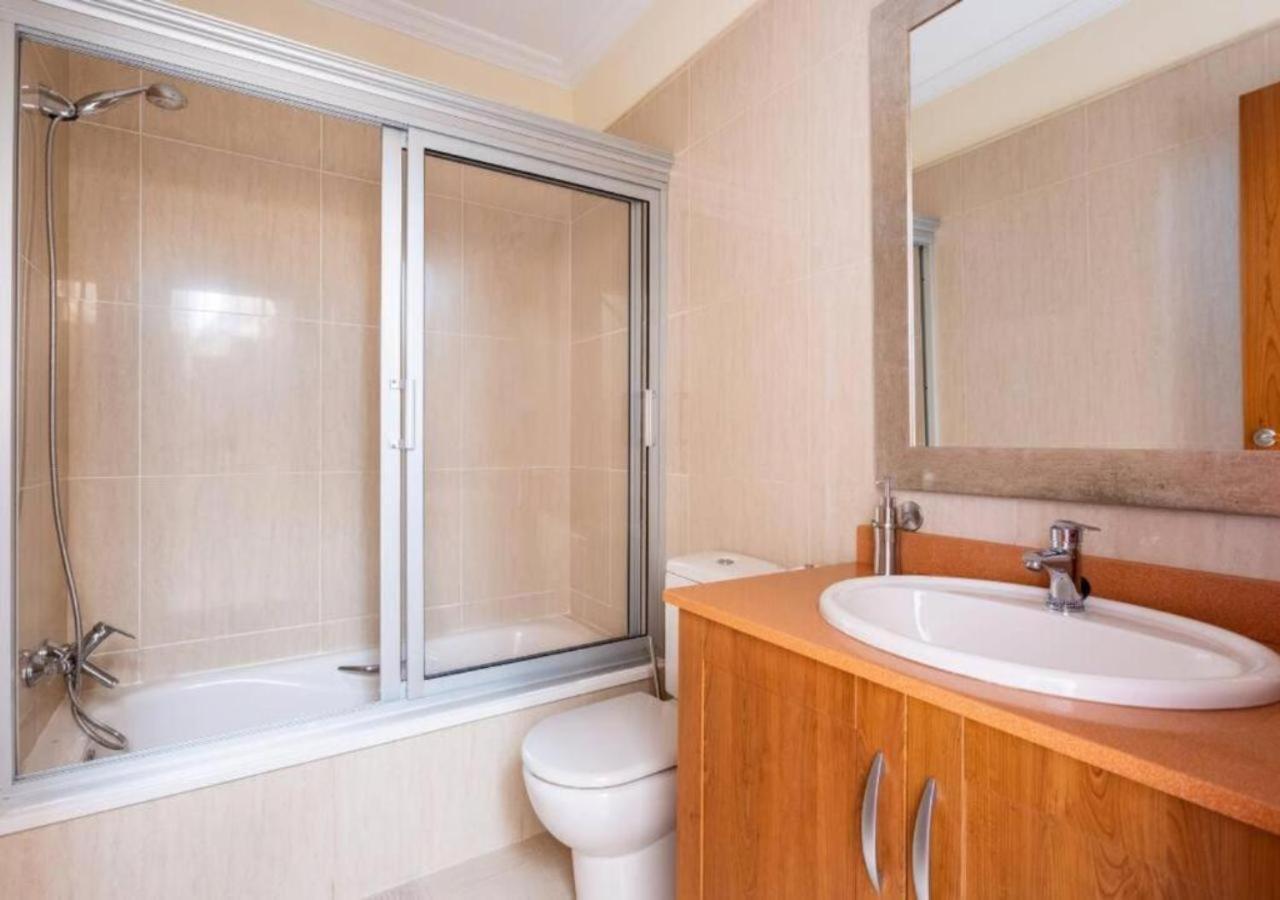 Hébergement de vacances Townhouse With Pool And Sea View In