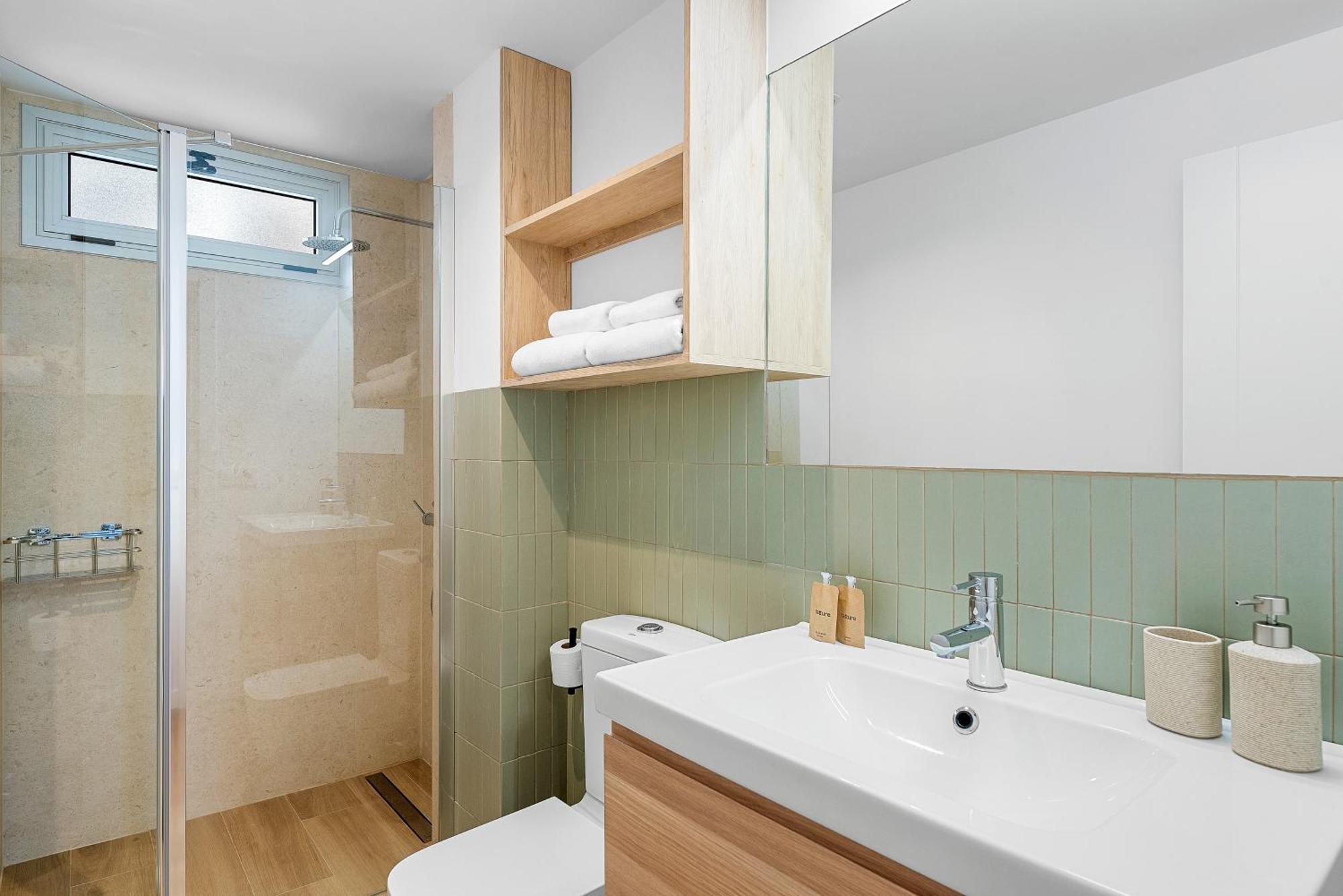 Stylish With Stunning Views & Parking * Radazul