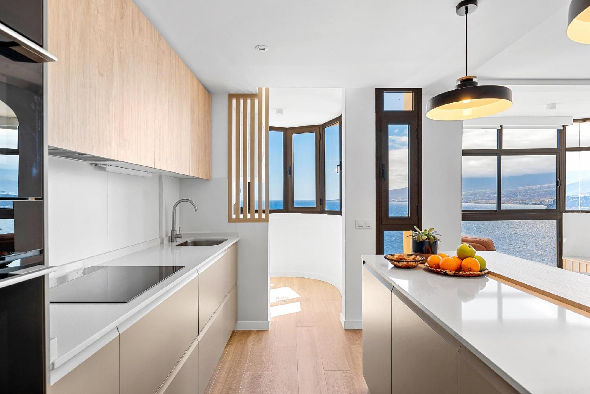 Stylish With Stunning Views & Parking