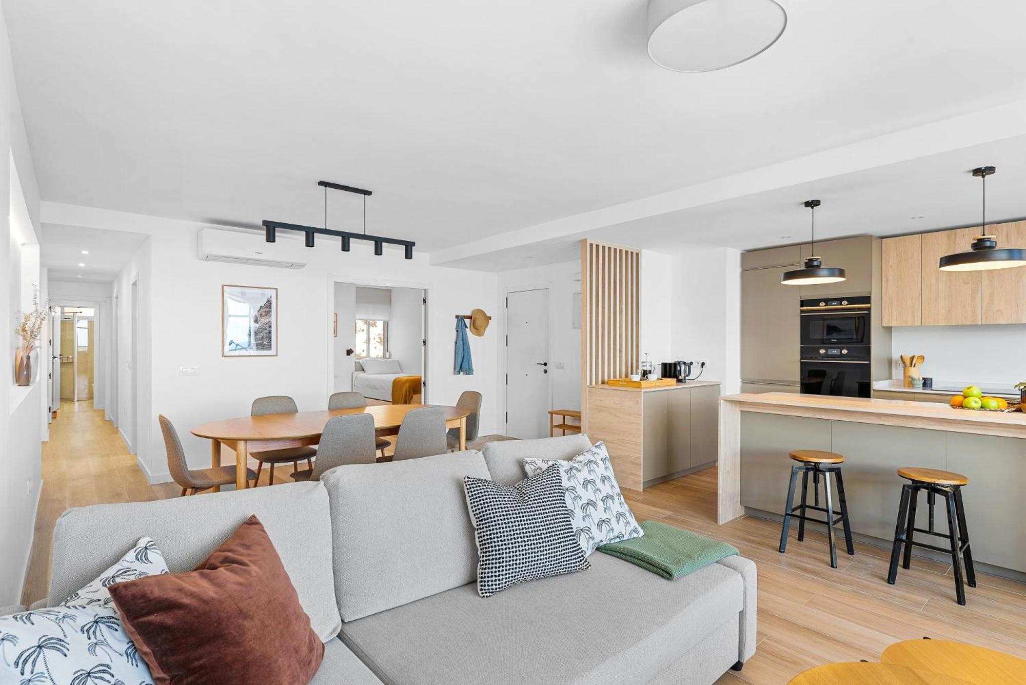 Stylish With Stunning Views & Parking Radazul
