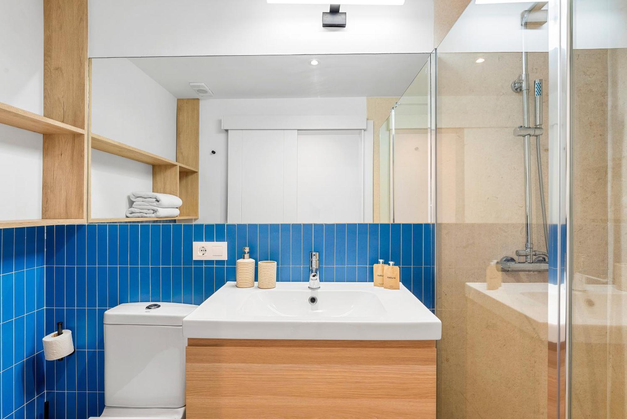 Stylish With Stunning Views & Parking *