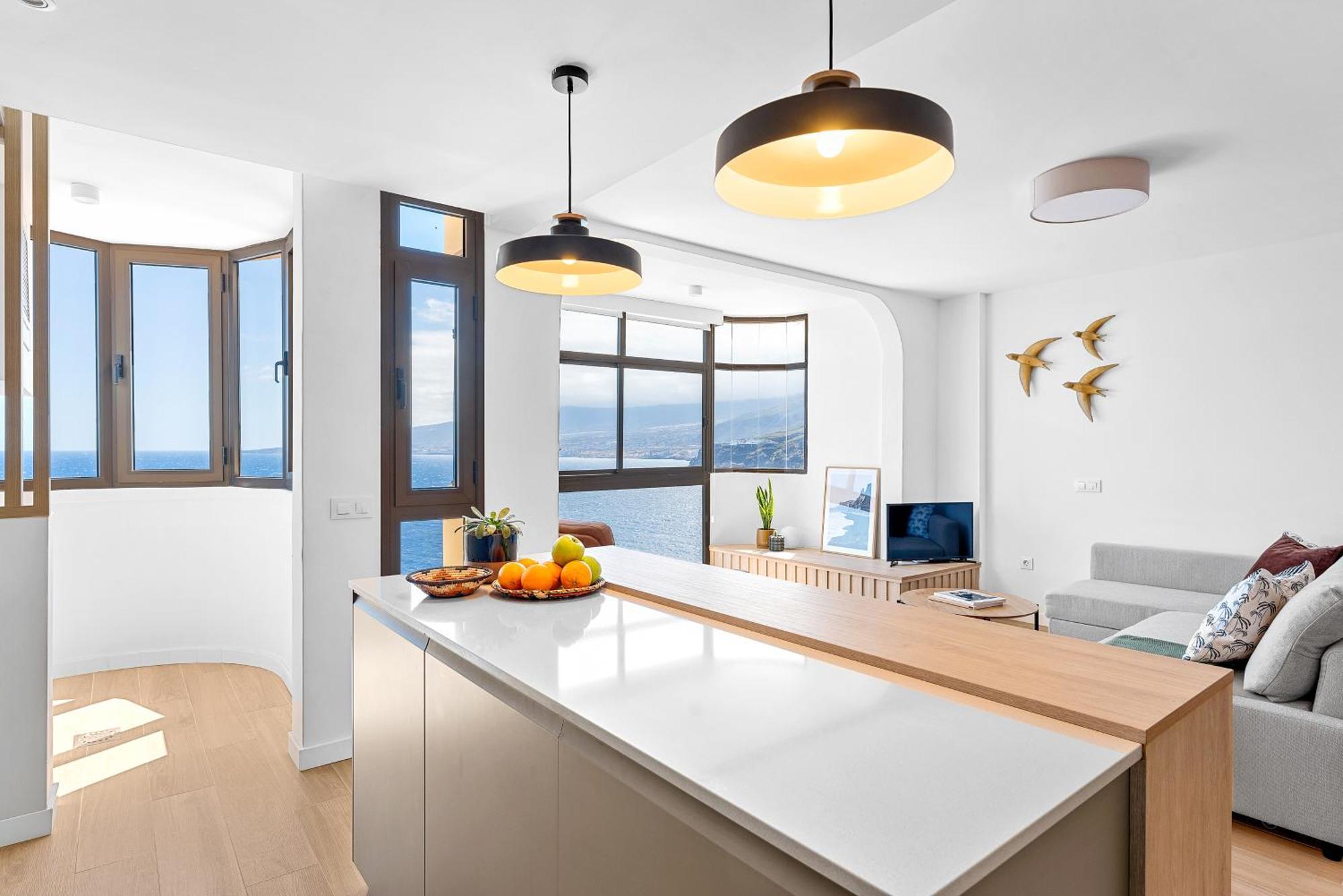 Stylish With Stunning Views & Parking Radazul