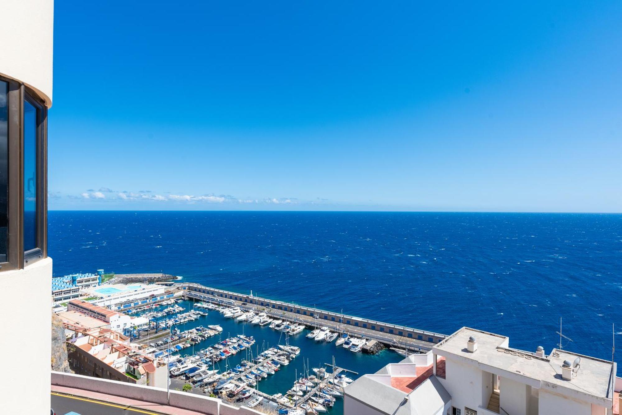 Stylish With Stunning Views & Parking * Radazul