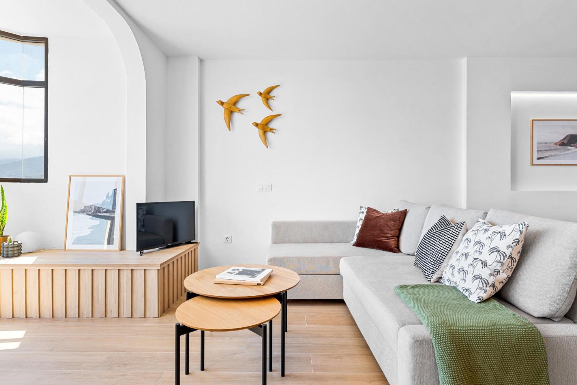 Stylish With Stunning Views & Parking