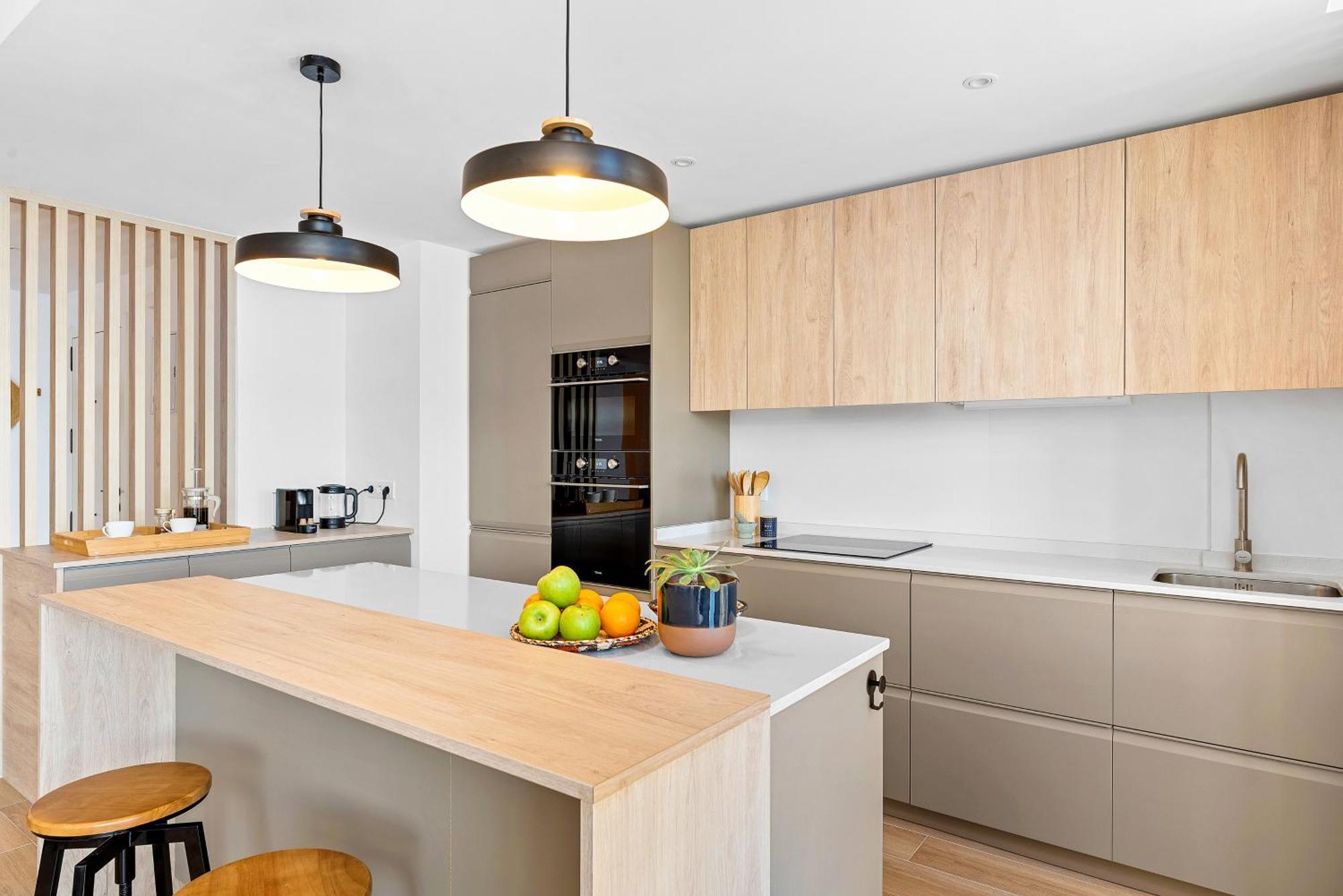 Stylish With Stunning Views & Parking Apartamento