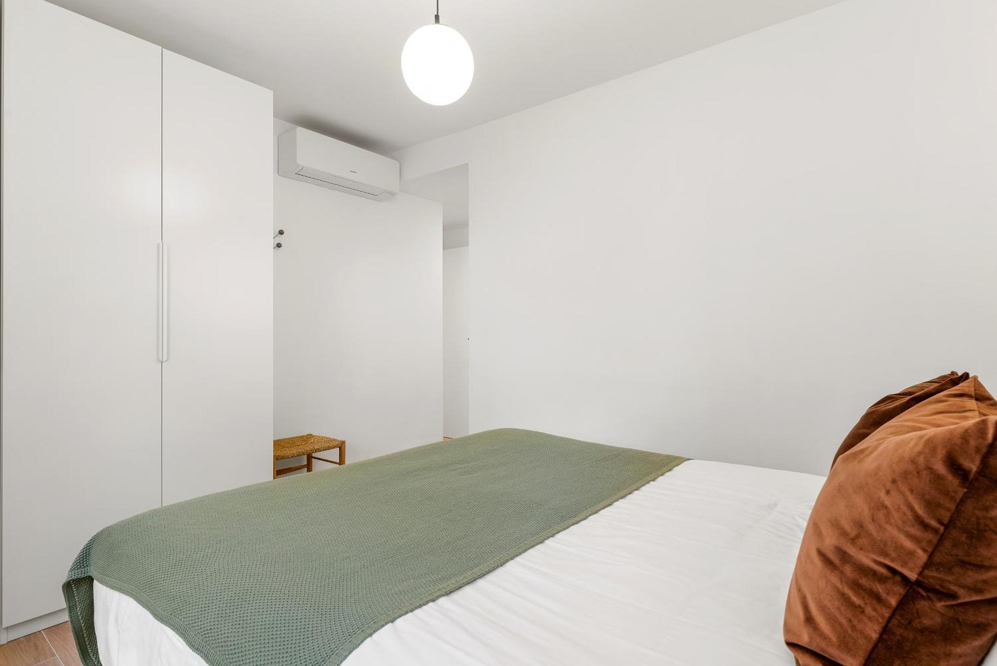 Stylish With Stunning Views & Parking *