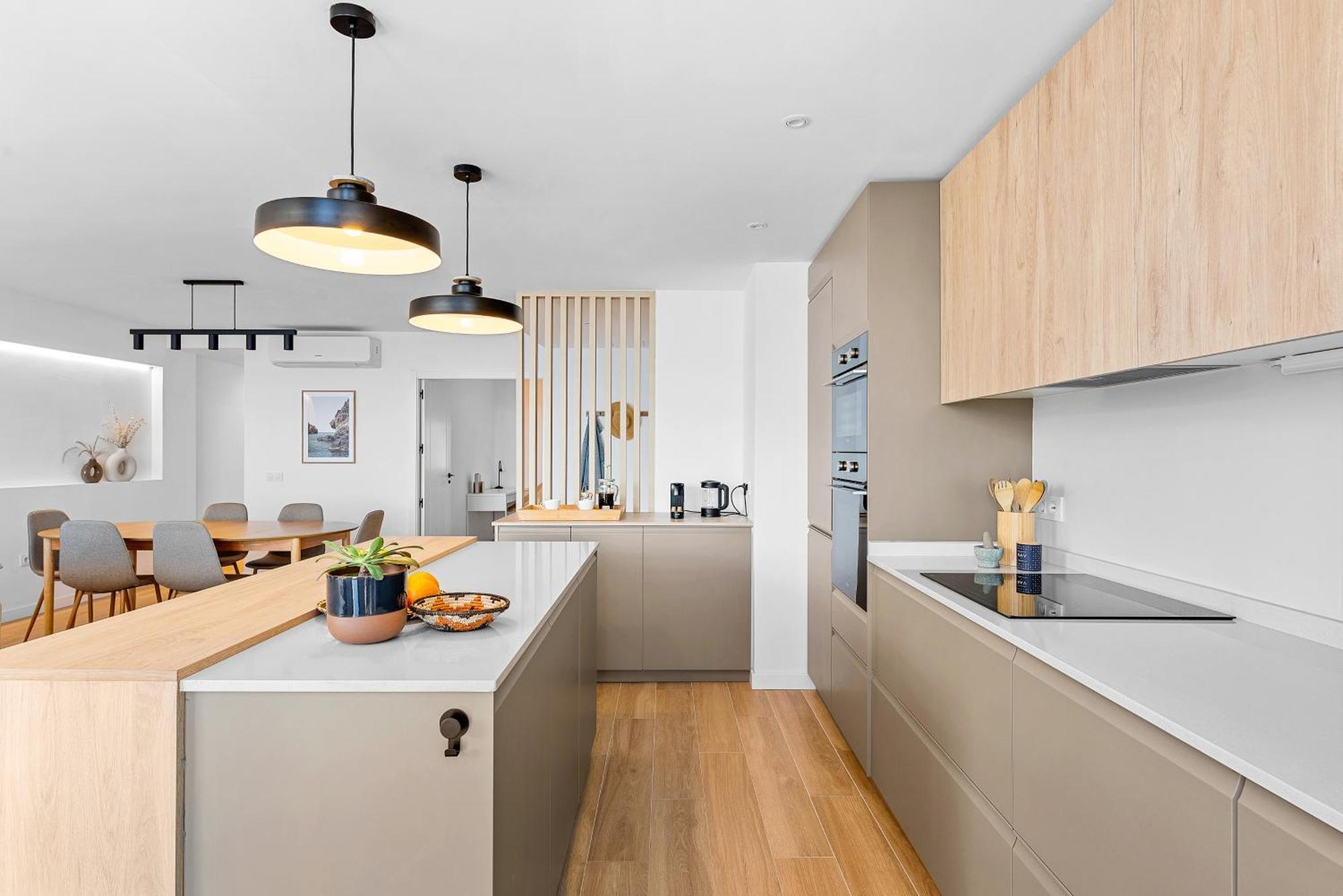 Stylish With Stunning Views & Parking Apartamento Radazul